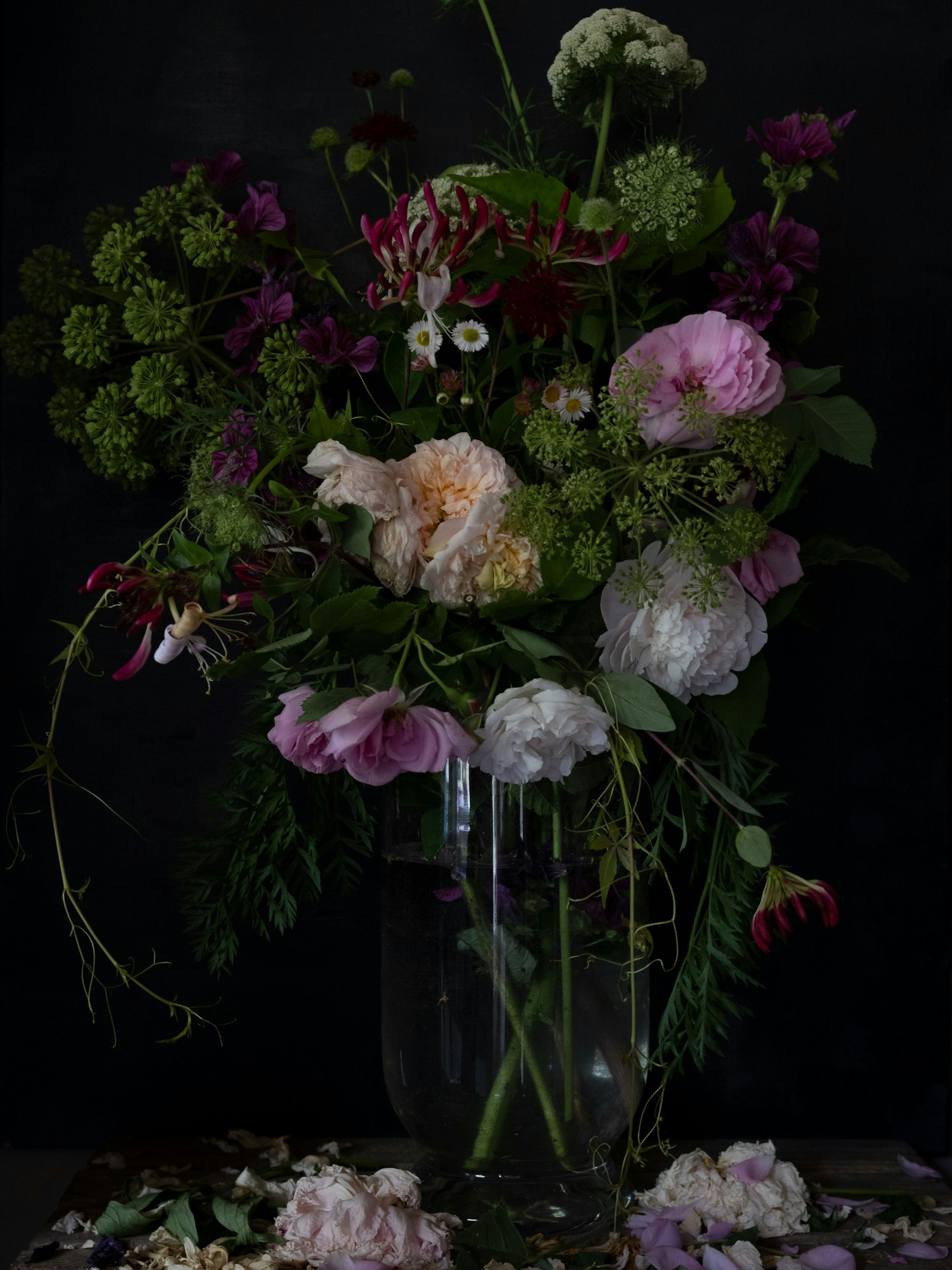 Kleine Gärten im Zimmer: Im Sommer schneidet Elstermann die Blumen aus seinem Garten und stellt sie drinnen im Haus in eine Vase.