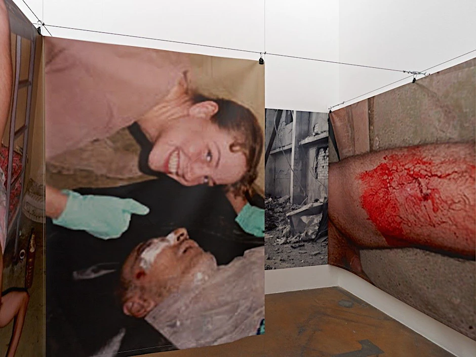 Für seine Installation auf der 12. Berlin Biennale benutzte der 86-jährige französische Politaktivist Jean-Jacques Lebel auch diese Fotosequenz einer Folterszene durch eine US-amerikanische Soldatin im berüchtigten irakischen Gefängnis Abu Ghuraib, 2013.