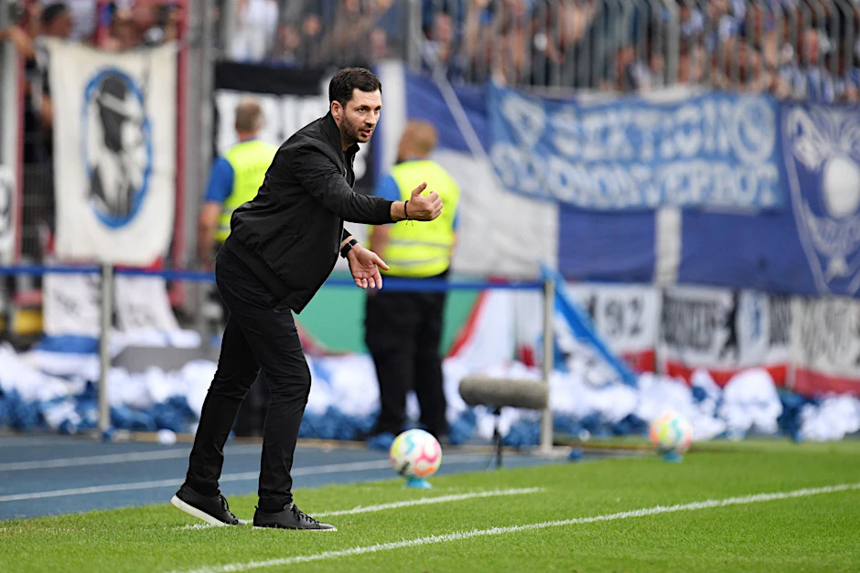 Herthas Trainer Sandro Schwarz gestikuliert am Spielfeldrand.  