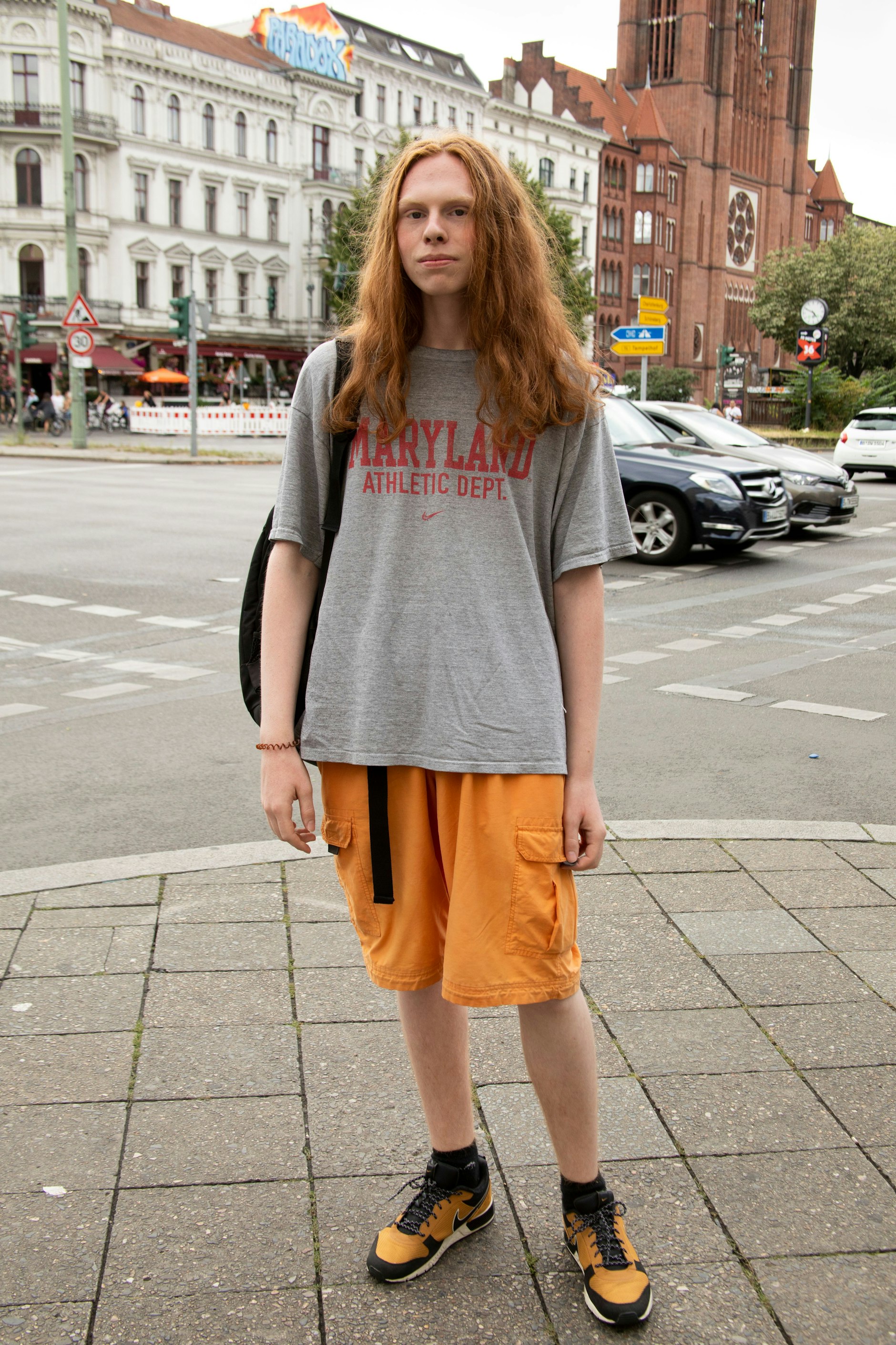 An Katerynas Seite läuft der ein Jahr jüngere Nazar, der ebenfalls aus der Ukraine gekommen ist. Er hat seine Landsmännin auf der Sprachschule kennengelernt. Seine Sachen habe er alle in Berlin geschenkt bekommen, erzählt er uns. Aus der Not hat er offensichtlich eine Tugend gemacht, wie zufällig zusammengewürfelt sieht der Look nämlich nicht aus.