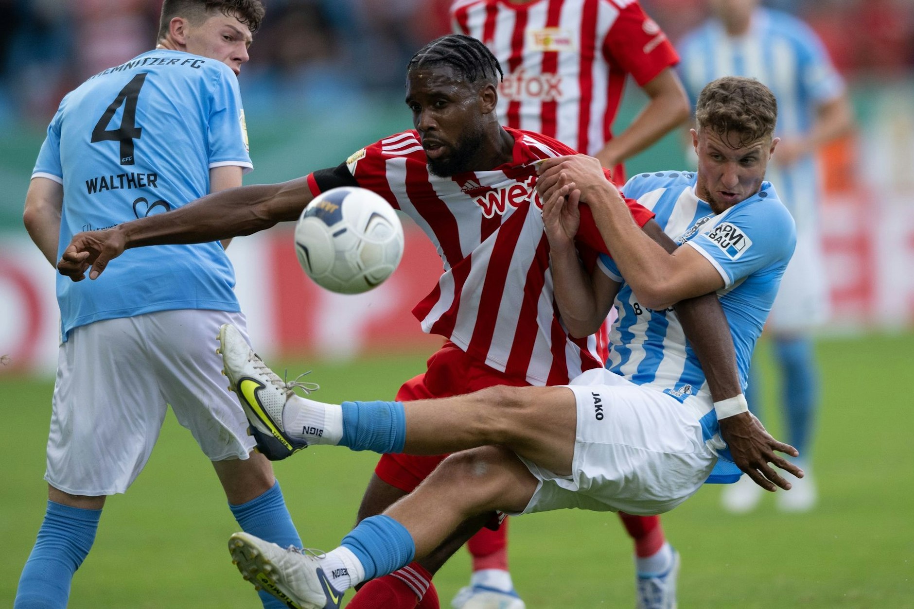 Jordan Siebatcheu (M.) lässt sich auch von dem Chemnitzer Tim Campulka nicht beirren.