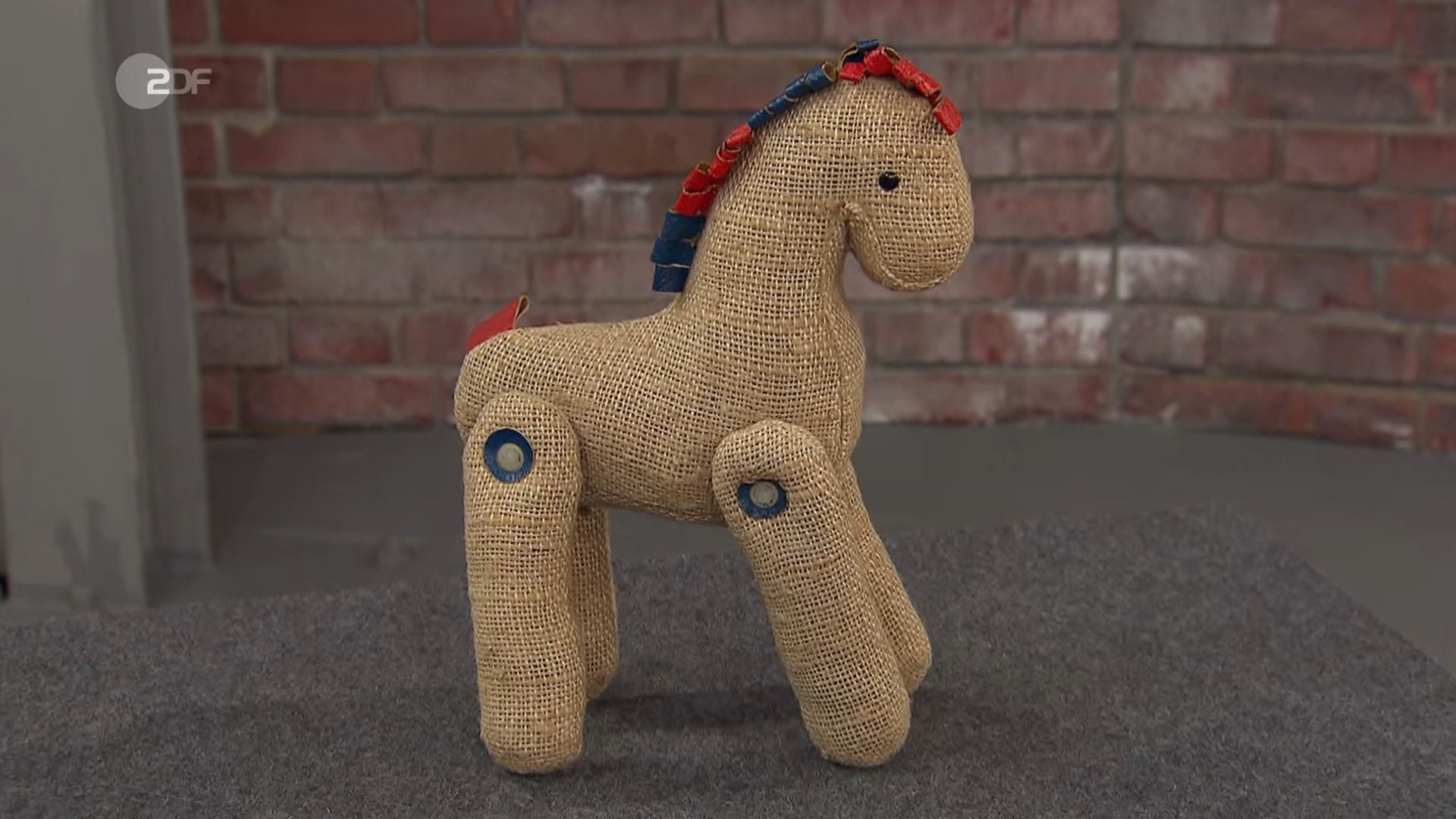 Image - Spielzeug aus der DDR bei „Bares für Rares“: Kennen Sie DAS noch? Es steht ein Pferd auf dem Flur – und die Händler jubeln