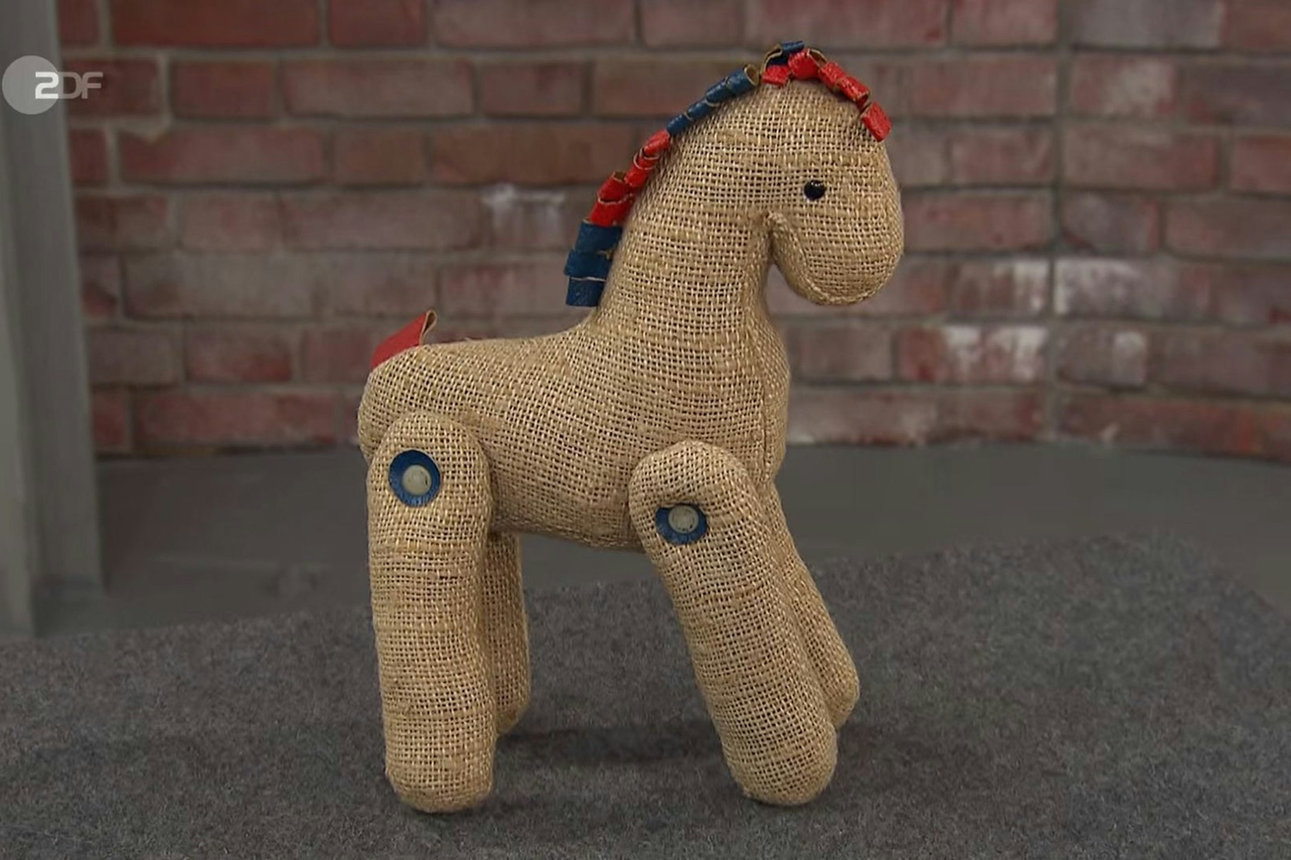 Besonderes Stück bei „Bares für Rares“: spitzenmäßig erhaltenes Rupfen-Pferd aus Sonneberger Produktion aus den 70er-Jahren