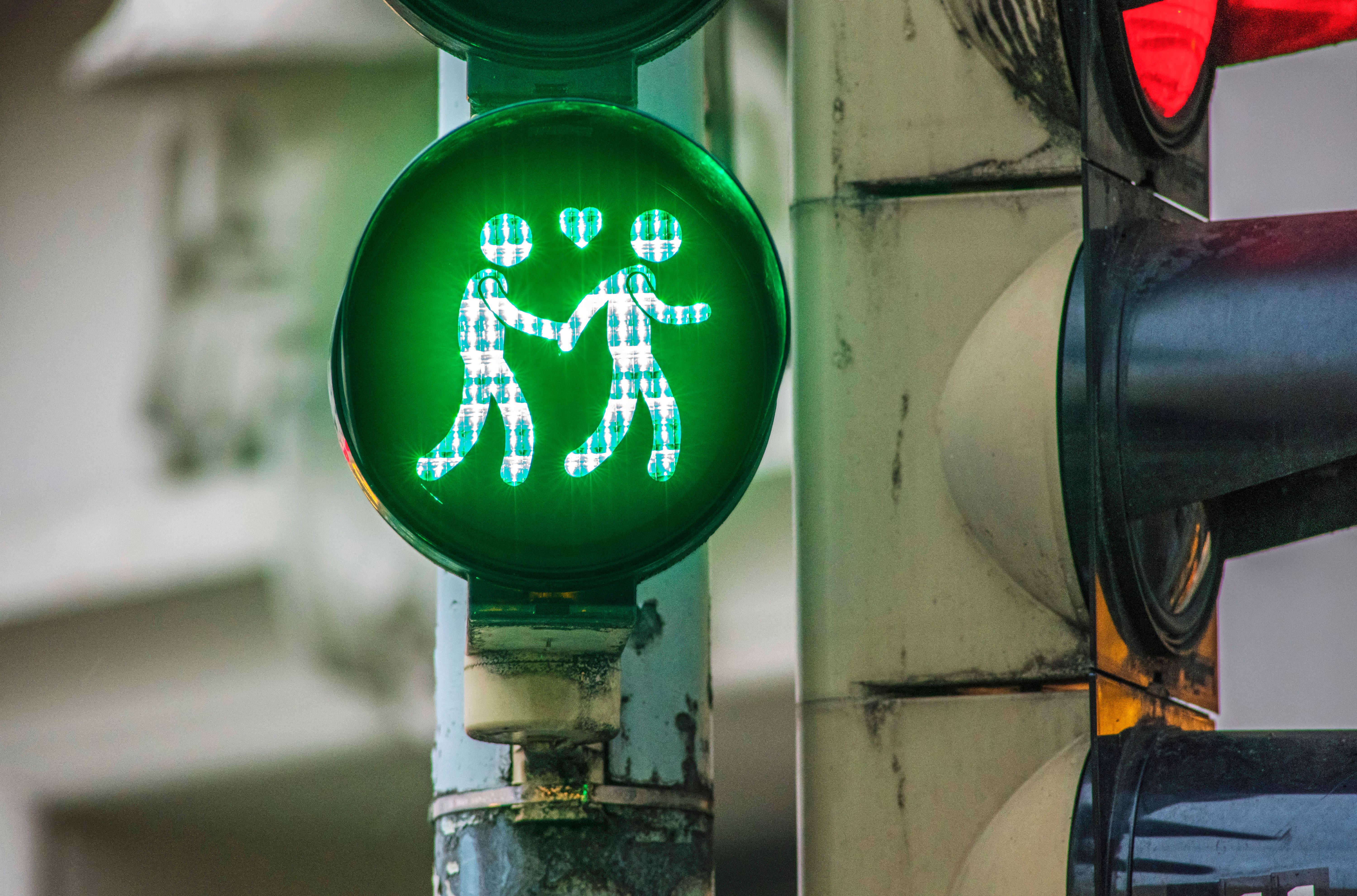 Vater fühlt sich von homosexuellen Ampelpärchen gestört: So entschieden die Richter