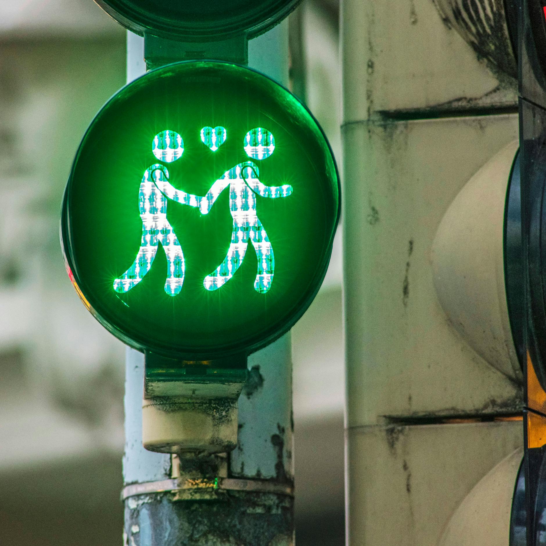 Vater fühlt sich von homosexuellen Ampelpärchen gestört: So entschieden die Richter