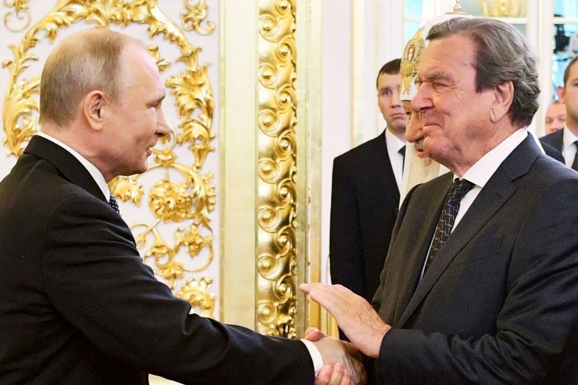 Wladimir Putin (l.) und Gerhard Schröder bei einem Treffen im Kreml im Mai 2018 (Archivbild)