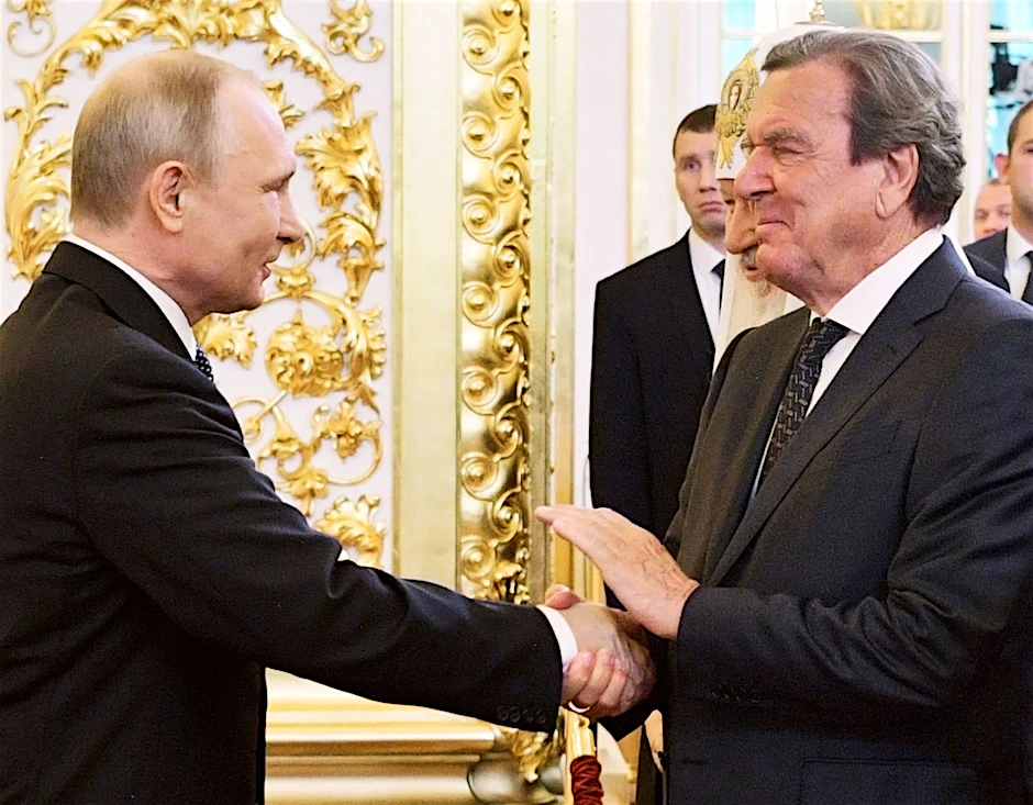 Wladimir Putin (l.) und Gerhard Schröder bei einem Treffen im Kreml im Mai 2018 (Archivbild)
