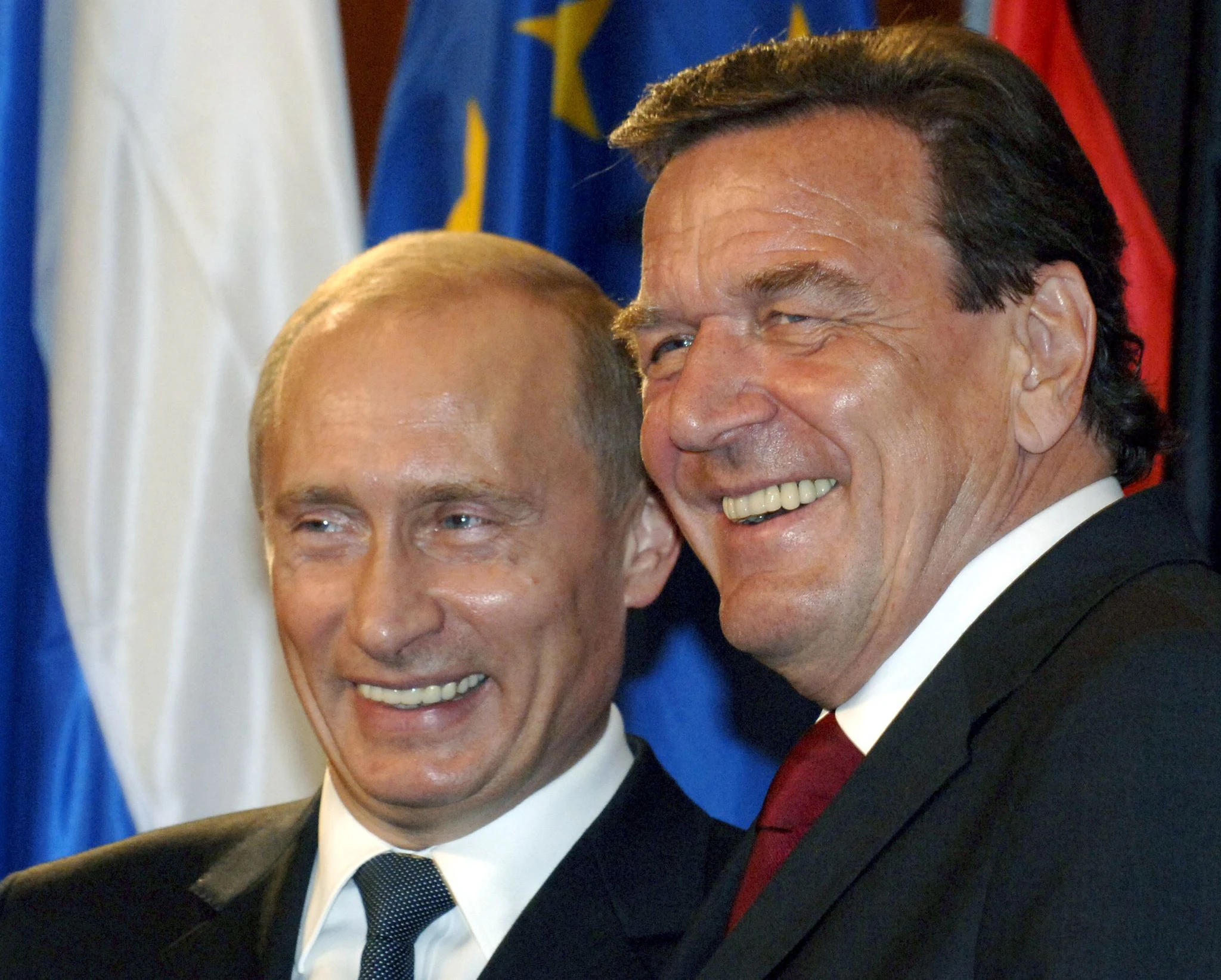 ARCHIV - Kein Sinneswandel: Ex-Kanzler Schröder will seine Kontakte in den Kreml auch weiterhin nutzen. (Archivbild mit Wladimir Putin)  