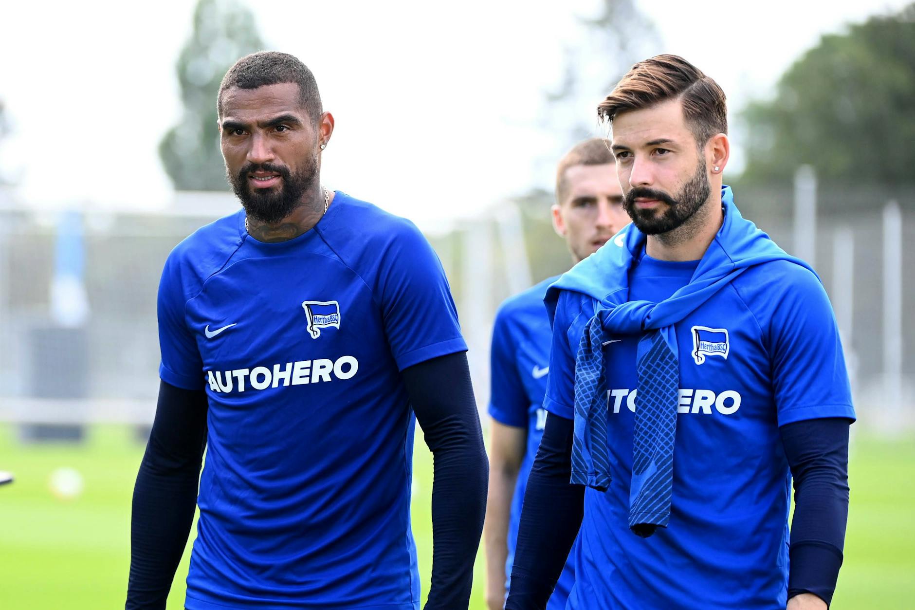 Herthas Kapitän Marvin Plattenhardt (r.) und sein Vize Kevin-Prince Boateng mit entschlossenem Blick. Die dreifache Derbyschmach der vergangenen Saison wollen sie vergessen machen.