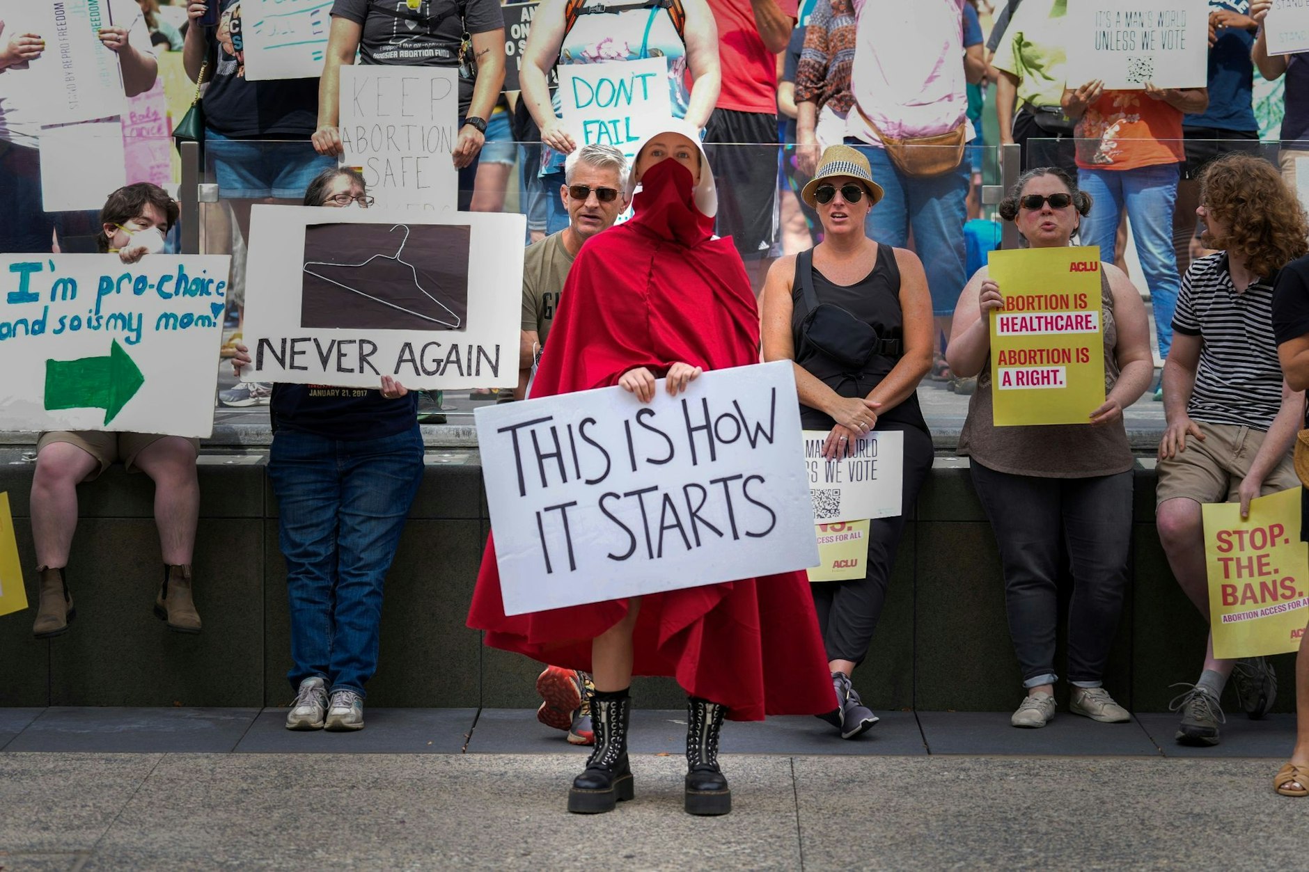 ARCHIV - Abtreibungsrechtsaktivisten bei einem Protest in Indianapolis.  