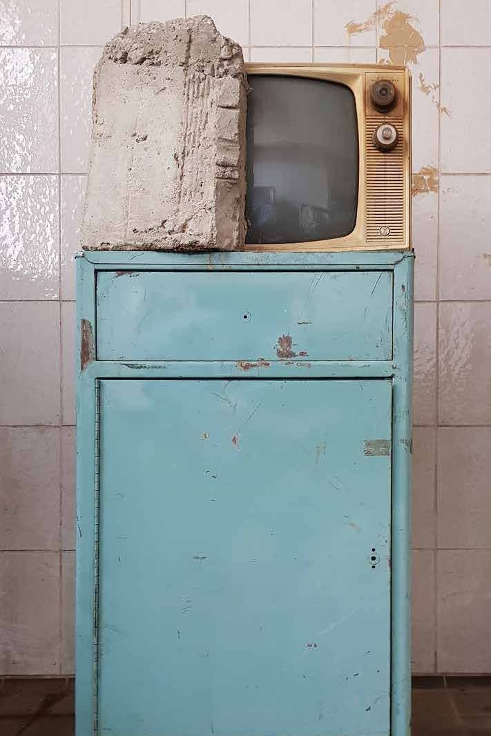 Wolf Vostell: „Endogene Depression“ (Version Los Angeles), 1980, Zement auf Fernsehgerät auf Arztschrank