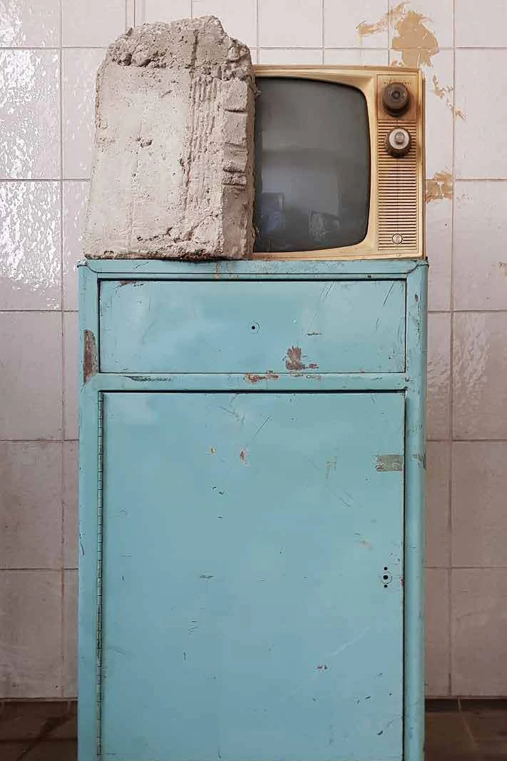 Wolf Vostell: „Endogene Depression“ (Version Los Angeles), 1980, Zement auf Fernsehgerät auf Arztschrank