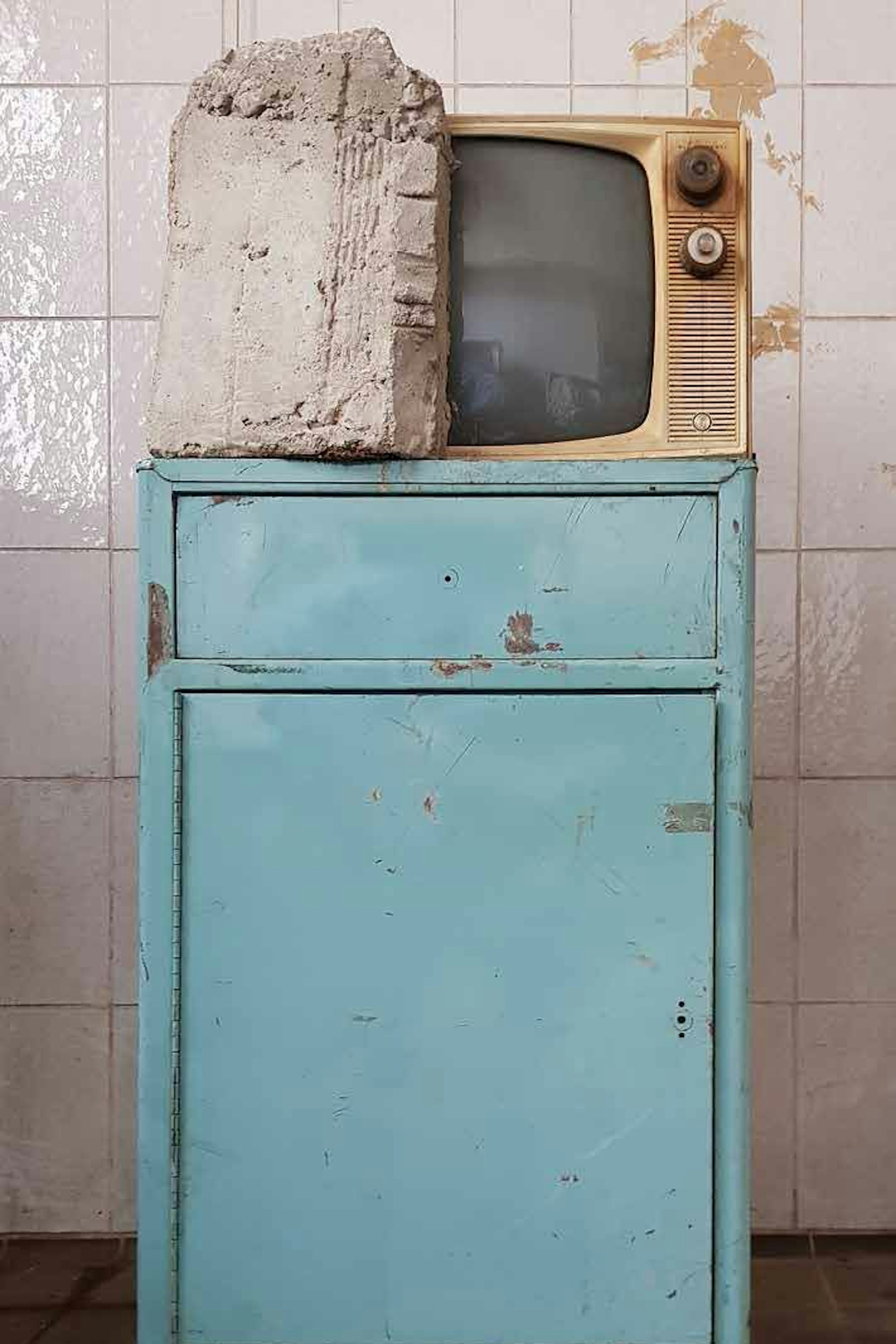 Wolf Vostell: „Endogene Depression“ (Version Los Angeles), 1980, Zement auf Fernsehgerät auf Arztschrank