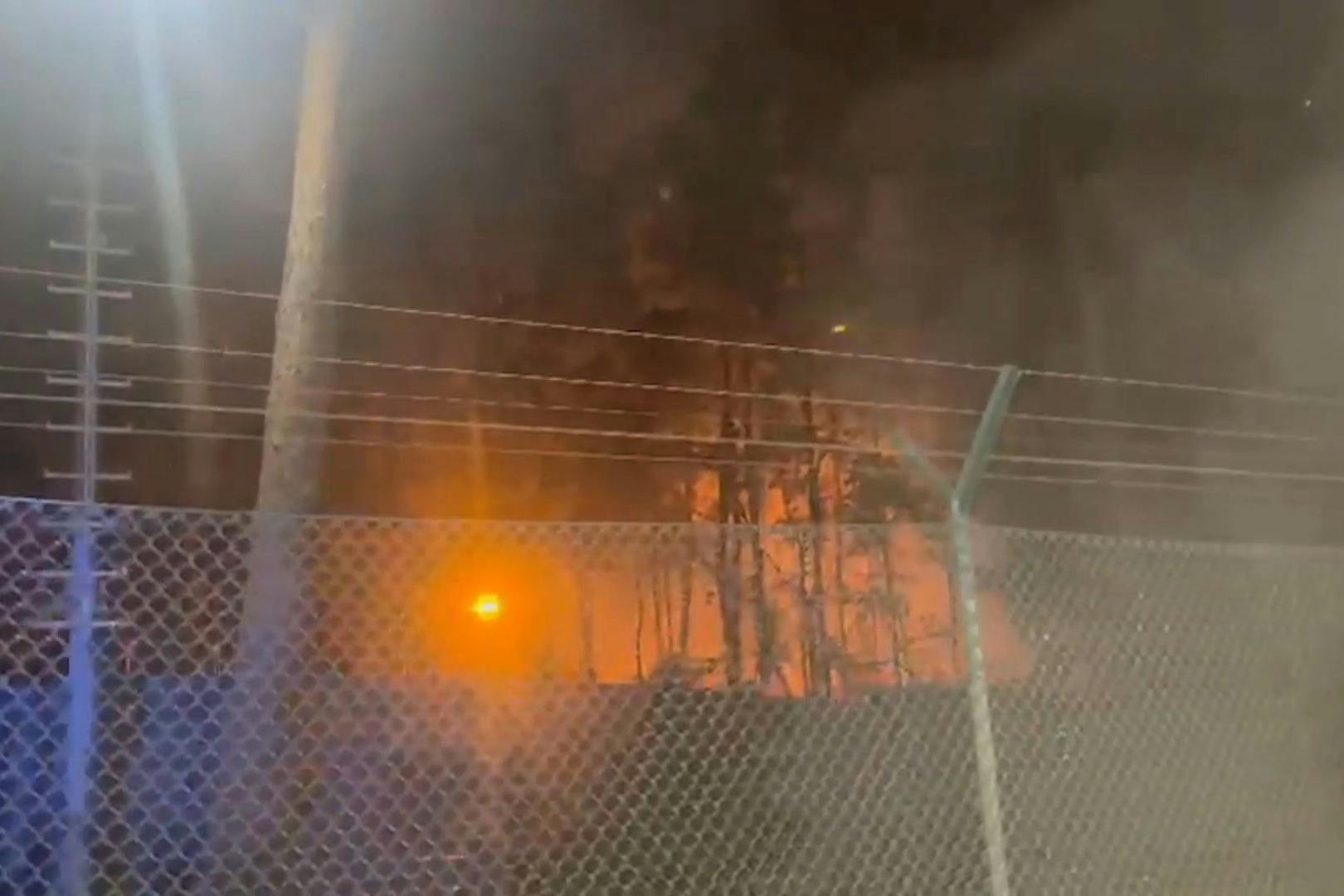 Feuer und Rauch sind am Sprengplatz im Berliner Grunewald zu sehen.