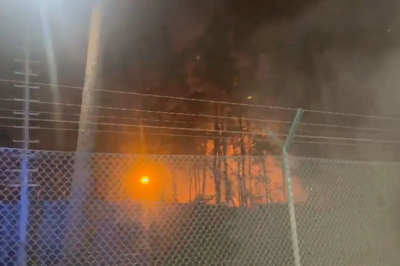 Feuer und Rauch sind am Sprengplatz im Berliner Grunewald zu sehen.