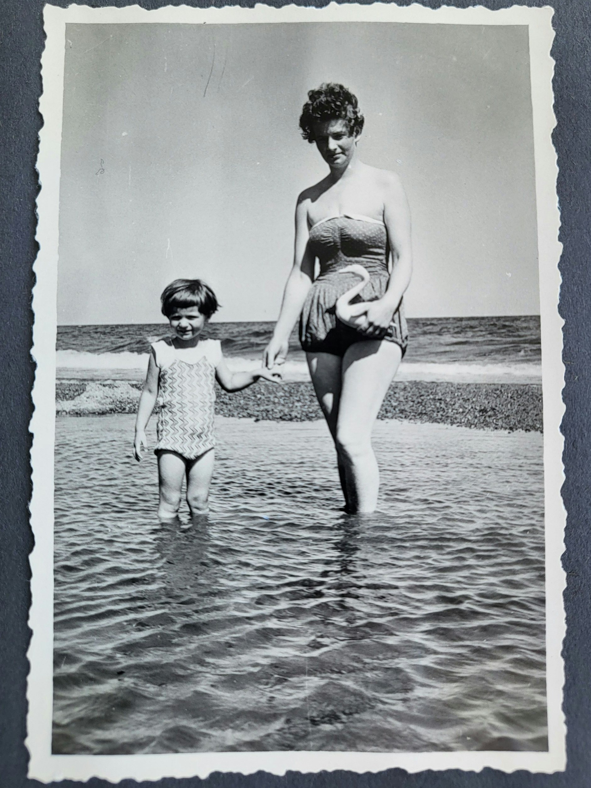 Aus dem Fotoalbum der Familie Tkalec: FDGB-Urlaub in Kühlungsborn 1960, die Autorin (l.) war vier Jahre alt. Hier mit ihrer Mutter im angesagten Badeanzugmodell.