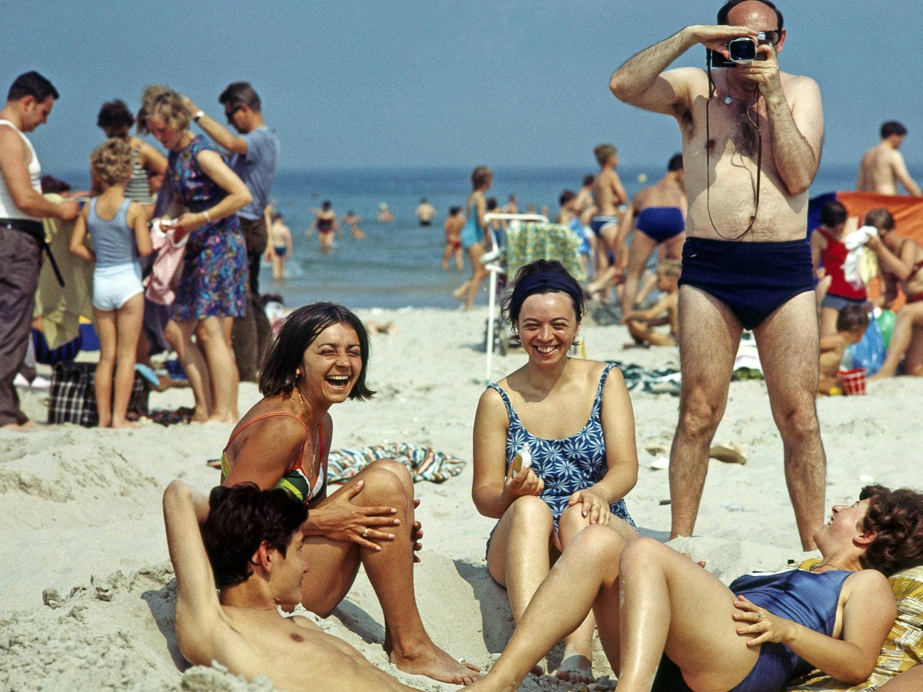 August 1968 am Strand von Warnemünde: Urlauber aus der Volksrepublik Ungarn genießen gemeinsam mit FDGB-Urlaubern ihren DDR-Ostseeurlaub.
