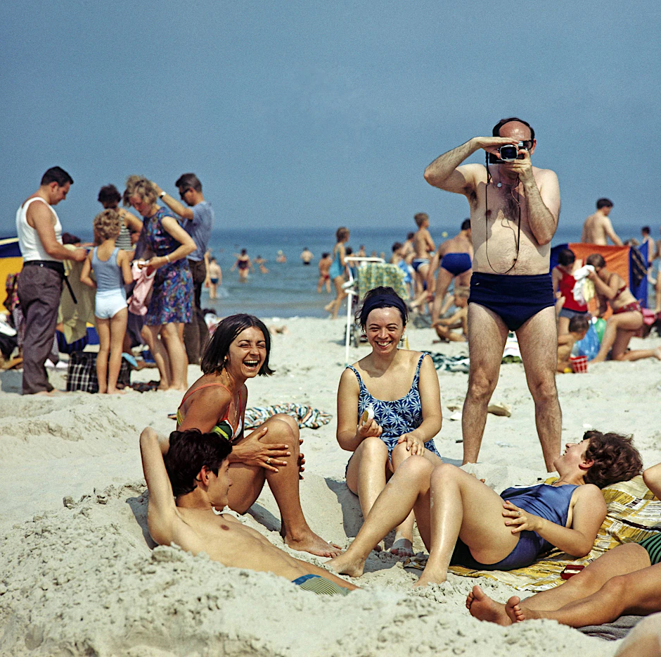 August 1968 am Strand von Warnemünde: Urlauber aus der Volksrepublik Ungarn genießen gemeinsam mit FDGB-Urlaubern ihren DDR-Ostseeurlaub.
