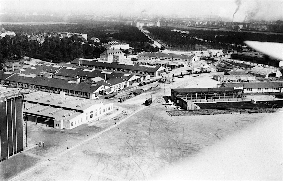 Blick auf die Randbebauung am Flugplatz Johannisthal, wo in den Werkshallen der LVG Flugzeuge produziert wurden. Durch den Versailler Vertrag nach dem Ersten Weltkrieg wurde dies verboten.