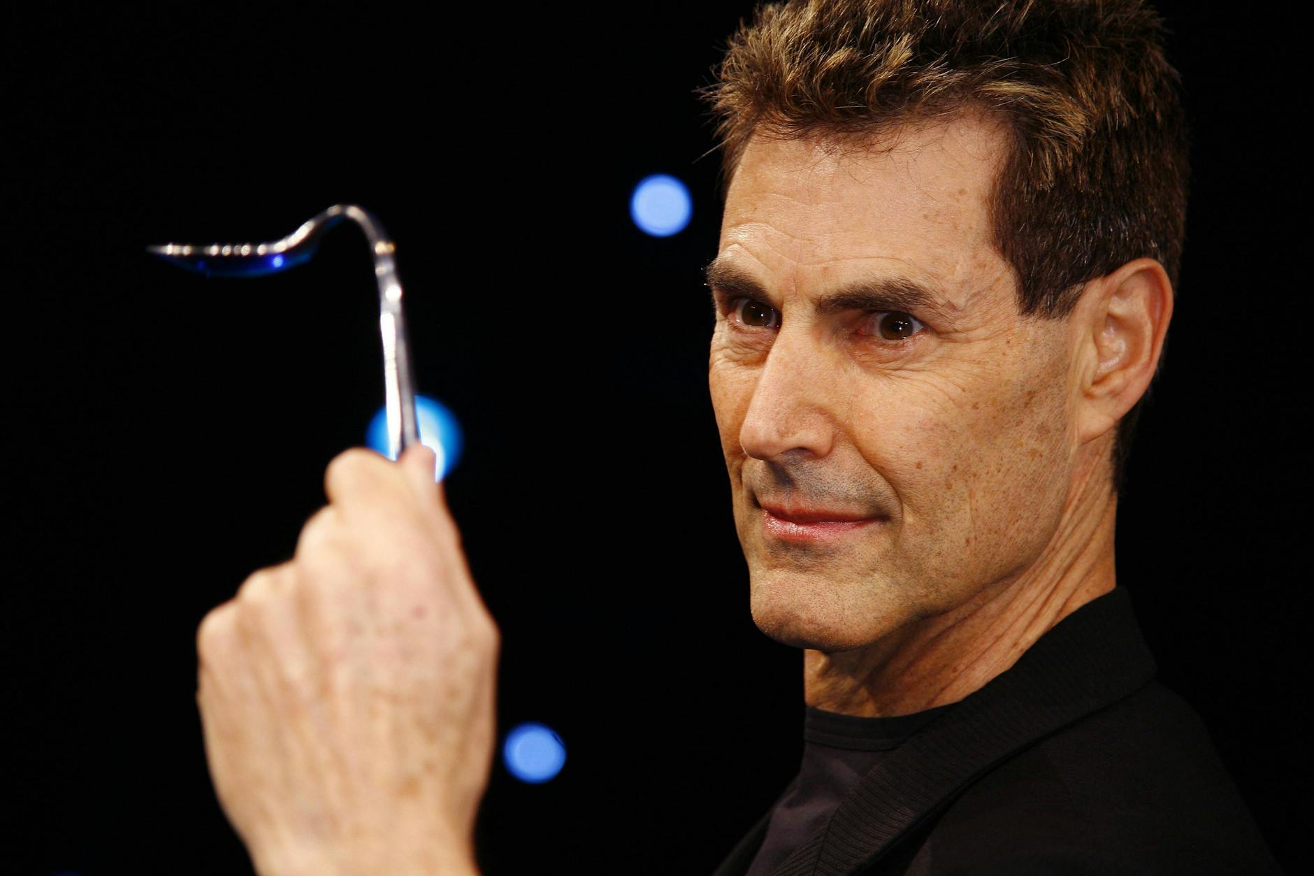 Vor allem fürs Löffelverbiegen bekannt: Mentalist Uri Geller.