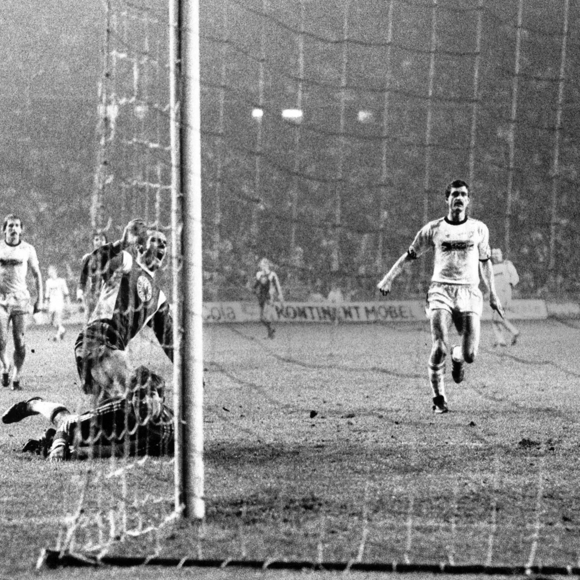 Hertha-Legende Erich Beer im einem Stadtderby gegen TeBe.