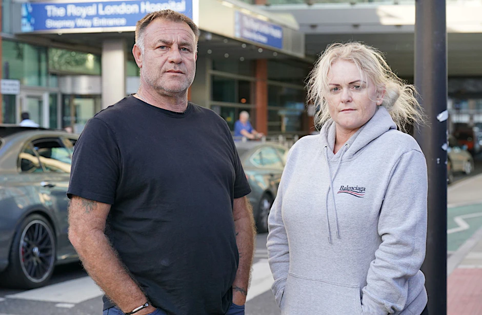 Die Eltern des unheilbar kranken Archie, Paul Battersbee und Hollie Dance,  vor dem Royal London Hospital.  