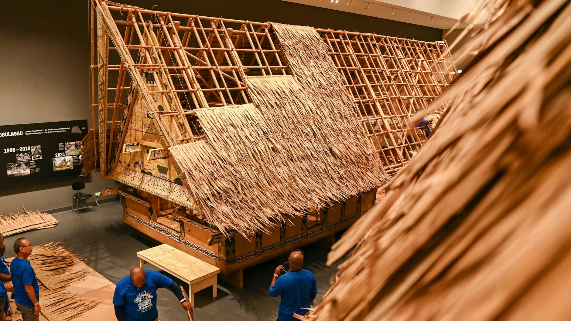 Das Dach des „kleinen Feuersitzhauses“ wird bald fertig gedeckt sein. Stünde das Haus in Palau, würde das Palmblatt-Dach etwa zehn Jahre halten.