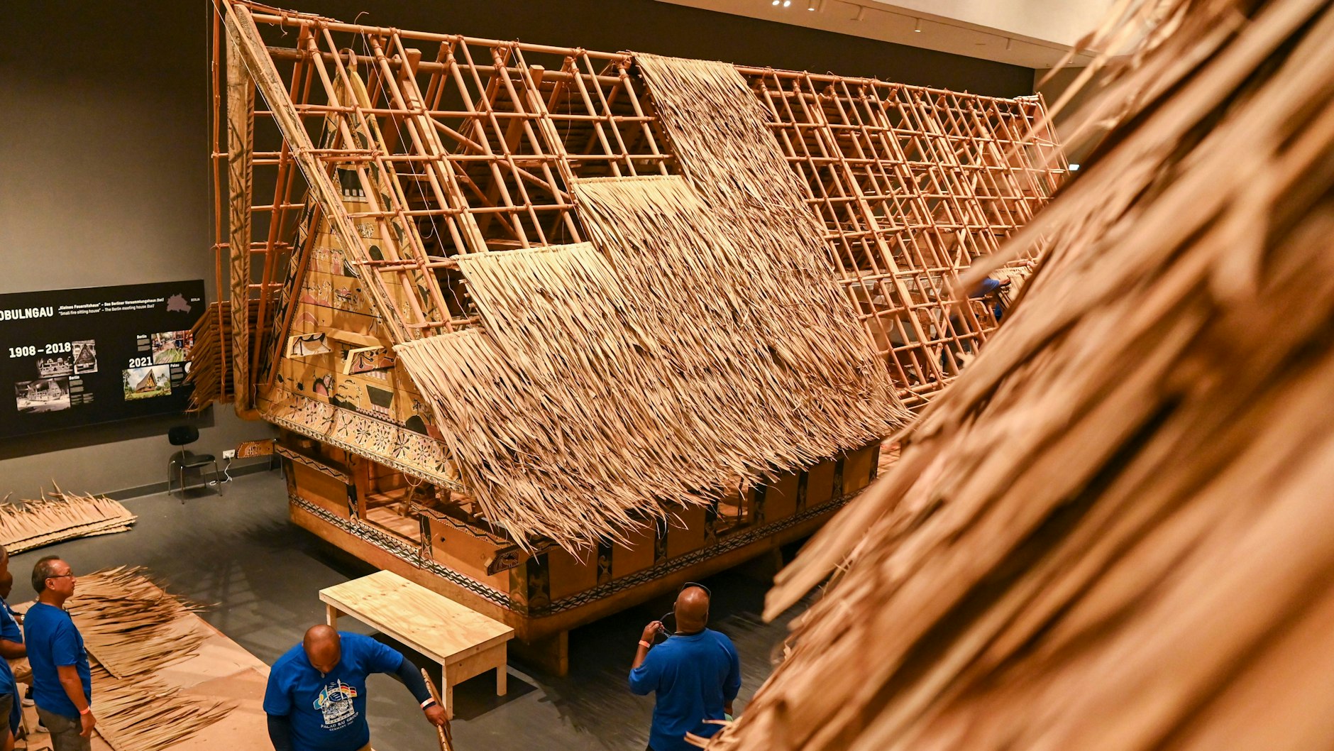 Das Dach des „kleinen Feuersitzhauses“ wird bald  fertig gedeckt sein. Stünde das Haus in Palau, würde das Palmblatt-Dach etwa zehn Jahre halten.