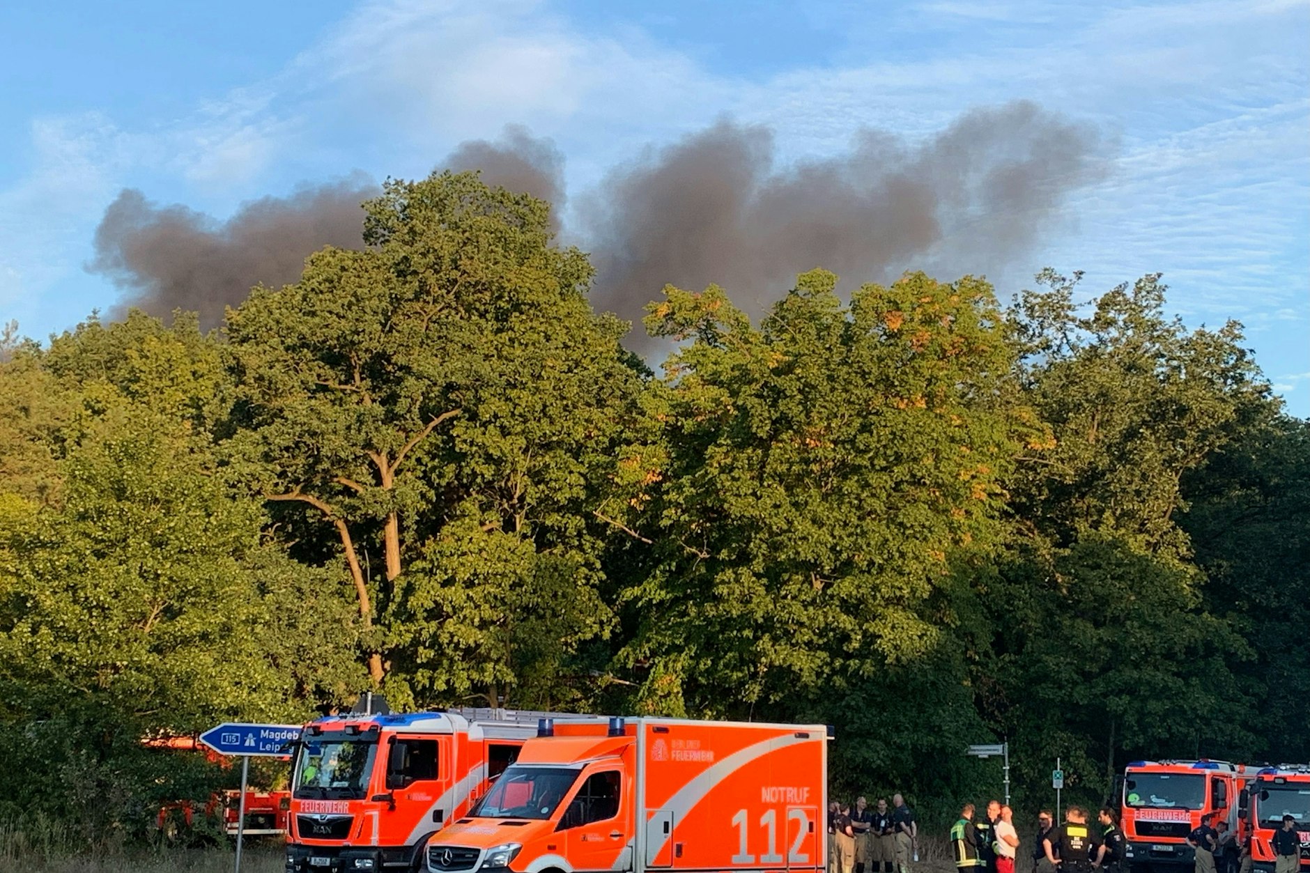 Feuerwehrfahrzeuge stehen am Kronprinzessinnenweg in Berlin. Im Berliner Grunewald ist nach einer unbeabsichtigten Explosion auf dem dortigen Sprengplatz am Donnerstagmorgen ein Feuer ausgebrochen.