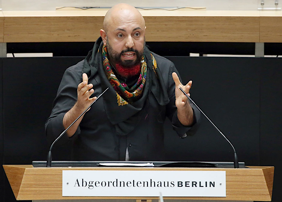 ARCHIV - Ferat Kocak spricht während der Plenarsitzung im Berliner Abgeordnetenhaus.  