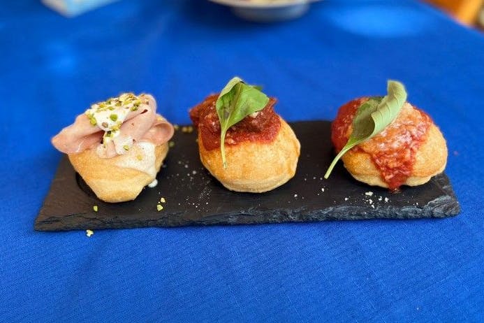 Dreimal frittierte Schweinereien, wie sie im Partenope 081 serviert werden: Die Pizza Fritta kommt aus Neapel und erinnert eher an einen Schmalzkrapfen.