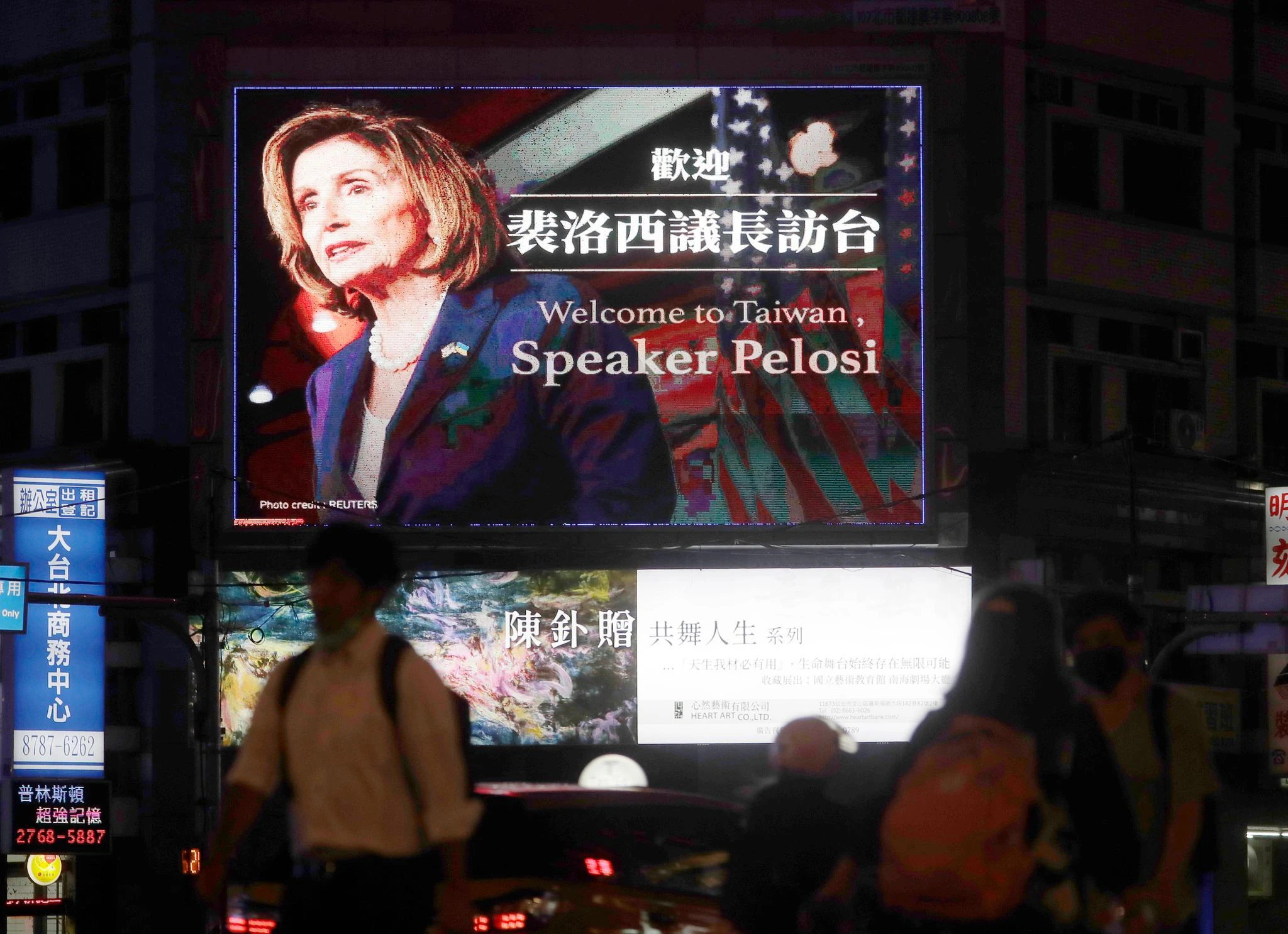 Die Taiwaner verstehen sich mehrheitlich längst als unabhängig und wollen zumindest den Status quo wahren. Hier ein Großbildschirm mit Nancy Pelosi in Taipeh.  