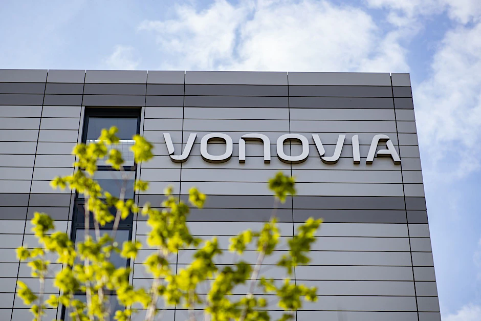 ARCHIV - Das Logo des Wohnungsunternehmens «Vonovia» ist an der Firmenzentrale in bochum: Deutschlands größtes Immobilienunternehmen hat seine Geschäftszahlen für das erste Halbjahr veröffentlicht.  
