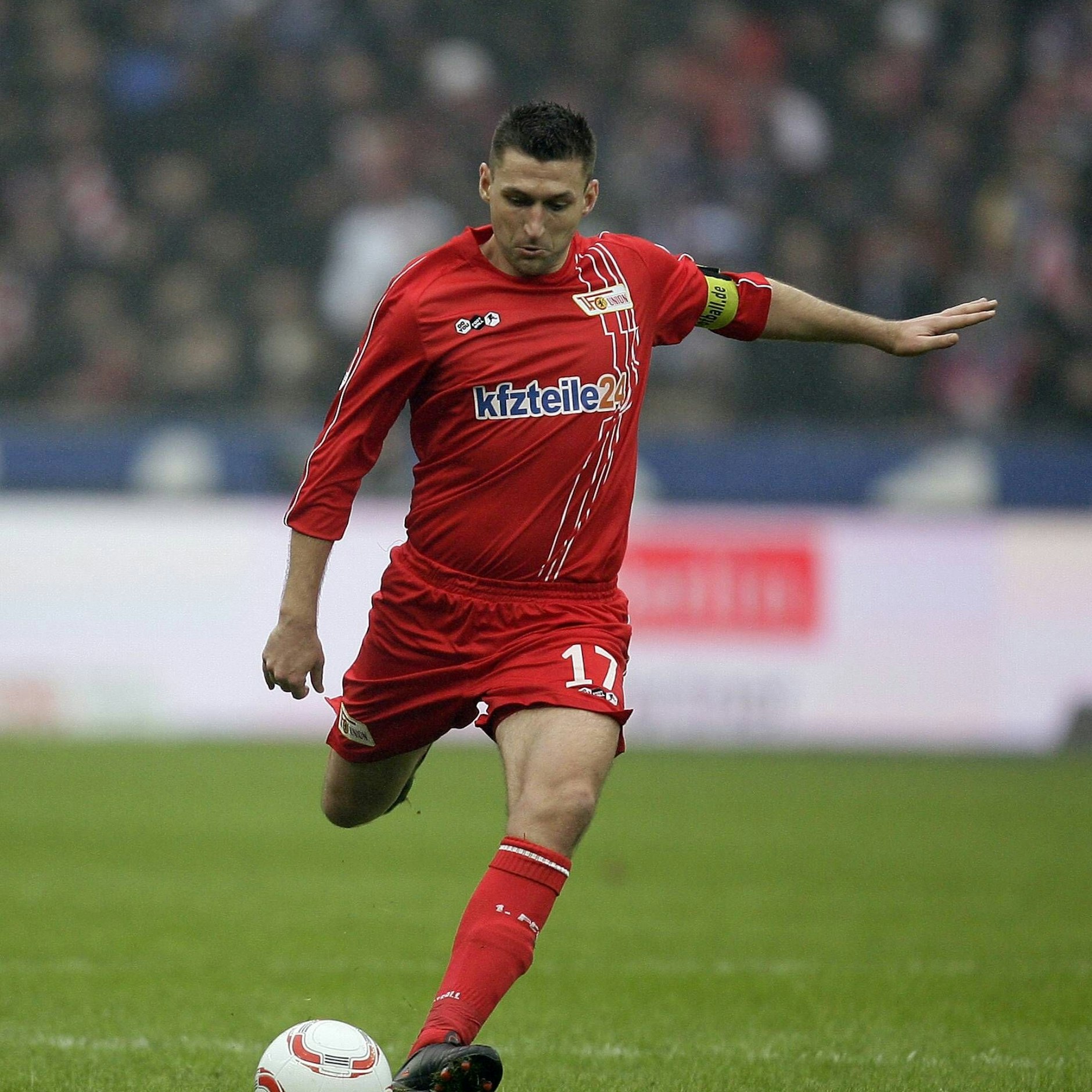 Hau ihn rein für den Verein …&nbsp;Torsten Mattuschka beim Freistoß zum 2:1 gegen Hertha im Februar 2011.