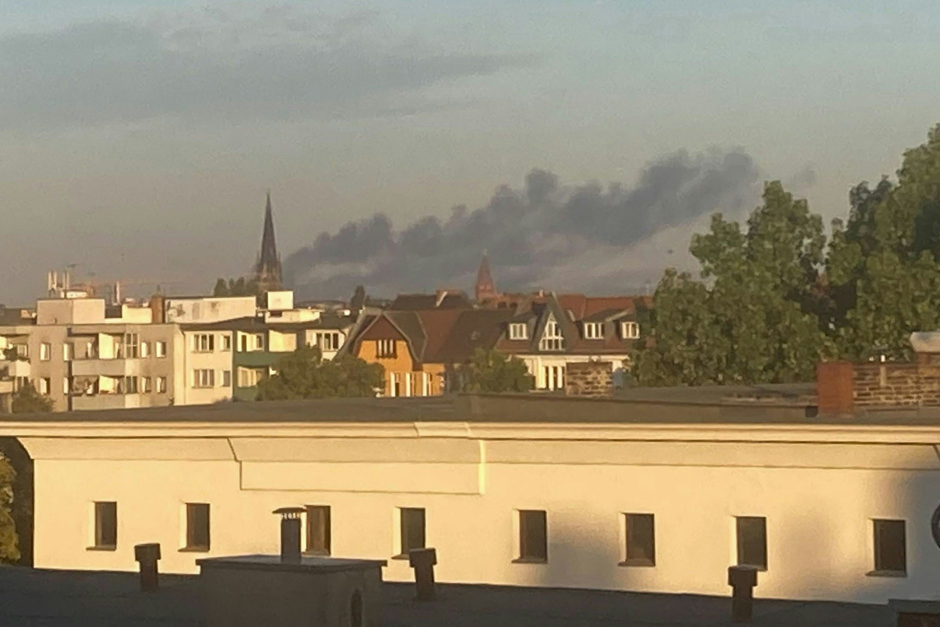 Schwarzer Rauch über Berlin.