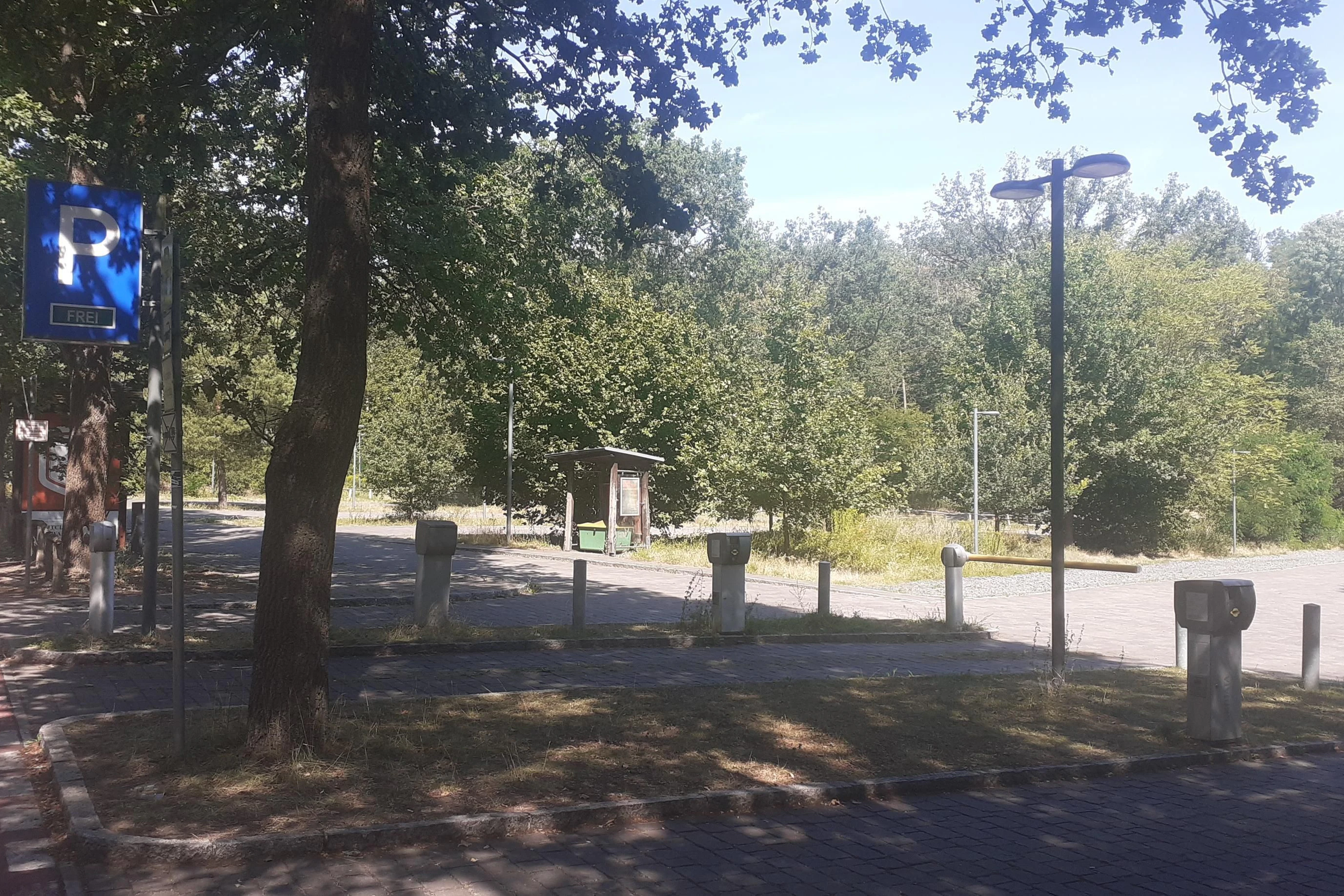 Der Parkplatz am Biergarten des Grunewaldsees ist am Vormittag noch leer.