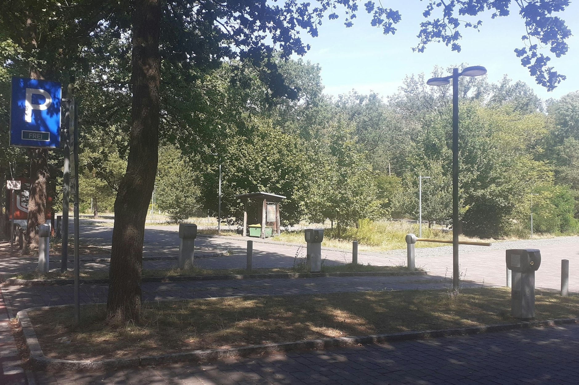 Der Parkplatz am Biergarten des Grunewaldsees ist am Vormittag noch leer.