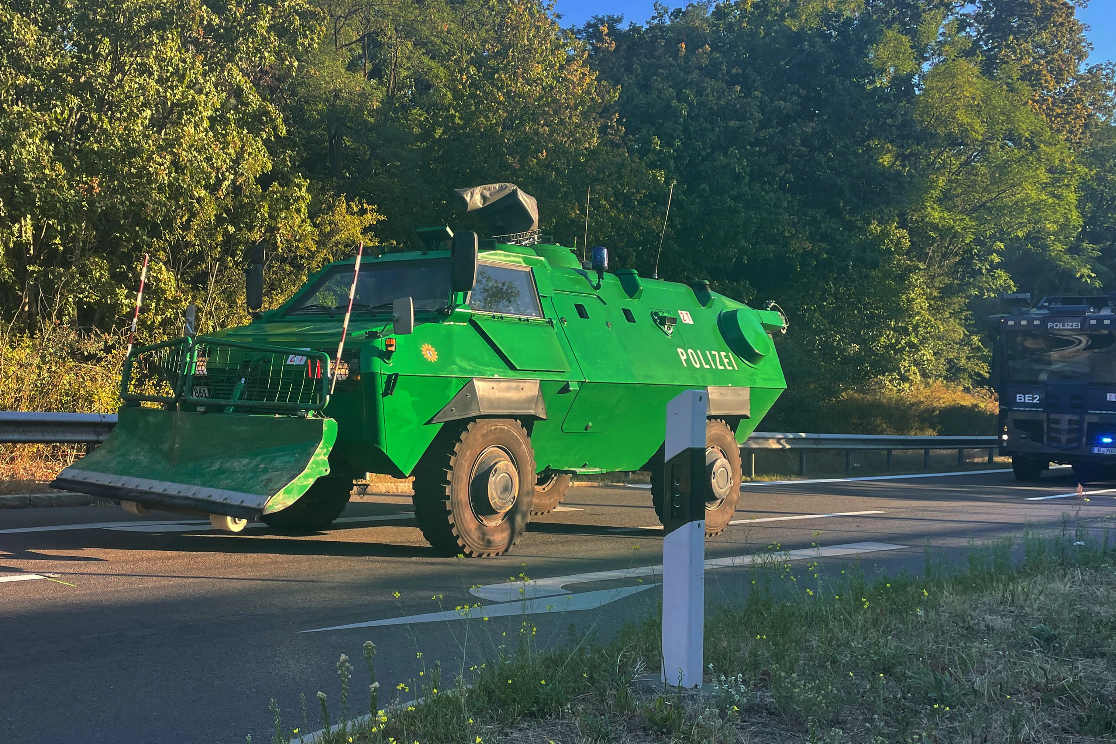 Ein Räumpanzer auf dem Weg zum Einsatzort.