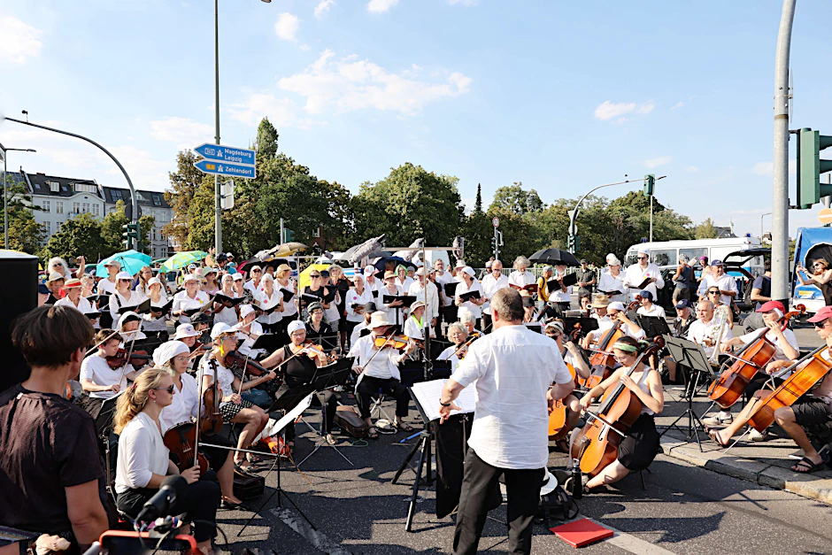 Das Konzert fand schließlich auf der Friedenauer Brücke statt, es richtete sich gegen den Ausbau der A100.