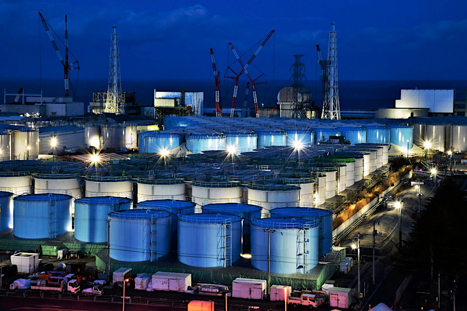 ARCHIV - Tanks mit kontaminiertem Wasser stehen am Kernkraftwerk Fukushima Dai-ichi in der Stadt Okuma, Präfektur Fukushima.  
