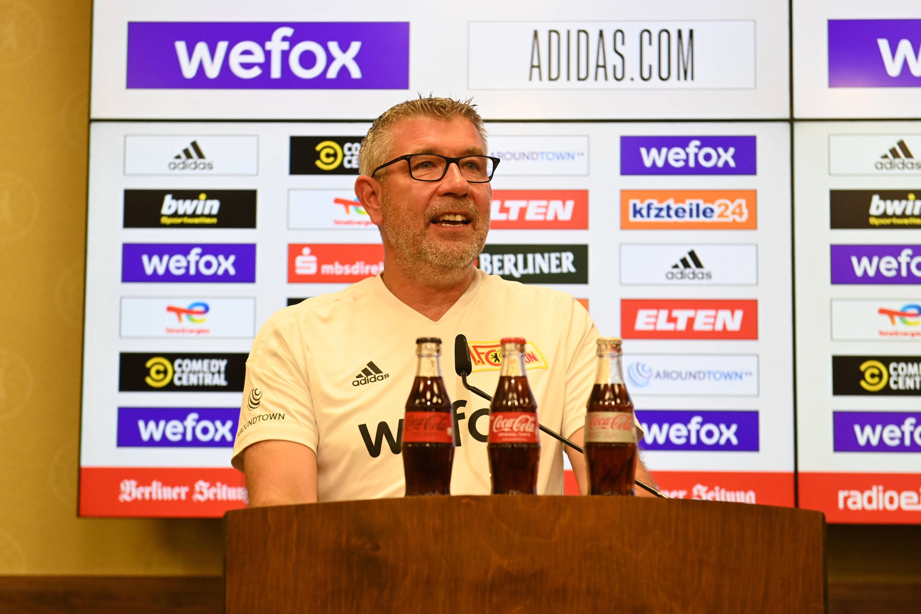 Union Berlins Trainer Urs Fischer geriet ob der Temperaturen am Donnerstag während der Pressekonferenz ins Schwitzen.