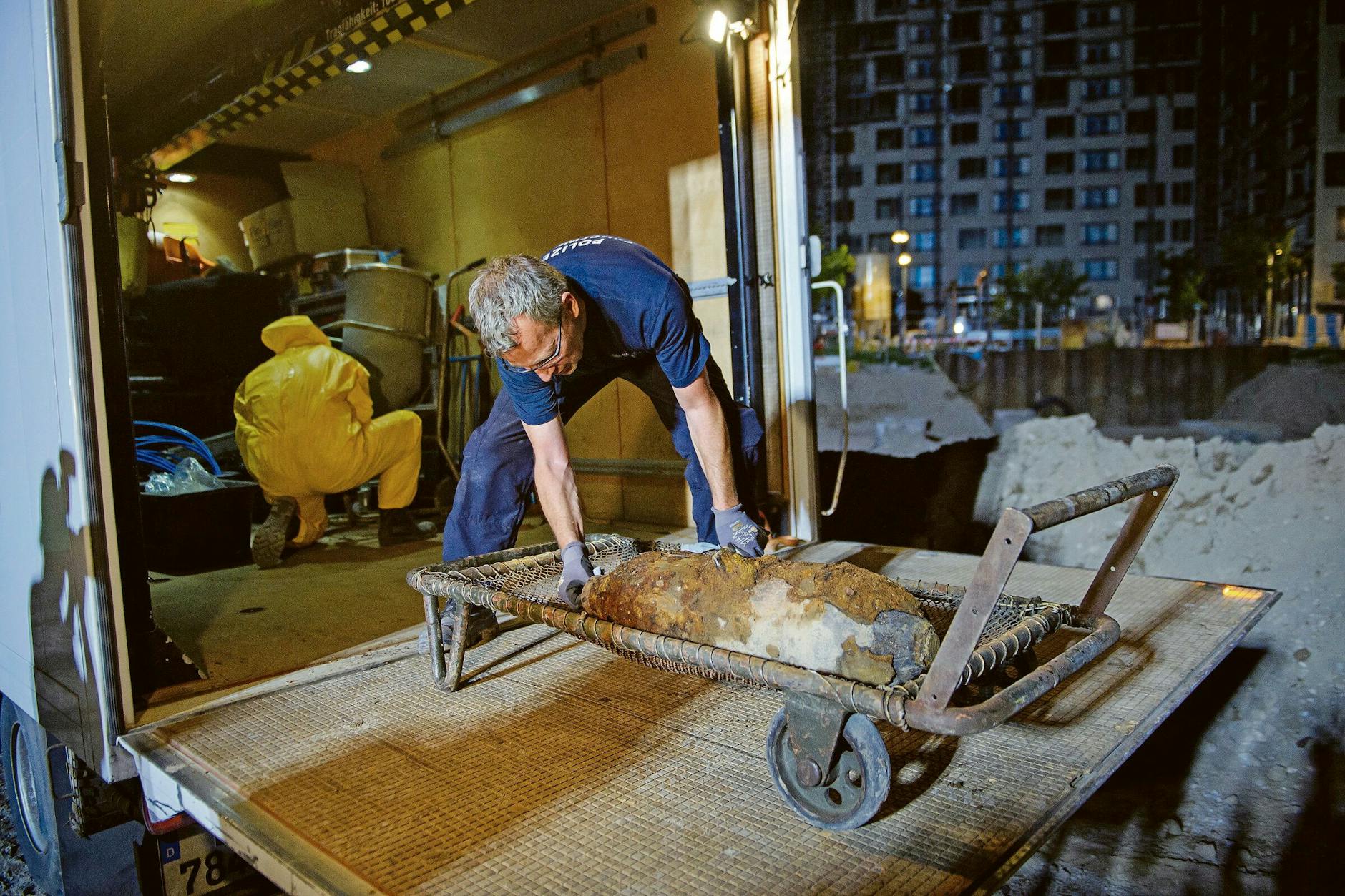 Am Alexanderplatz: Polizeifeuerwerker Matthias Gutulla verlädt nach einer erfolgreichen Entschärfung eine 100-Kilo-Fliegerbombe aus dem Zweiten Weltkrieg.