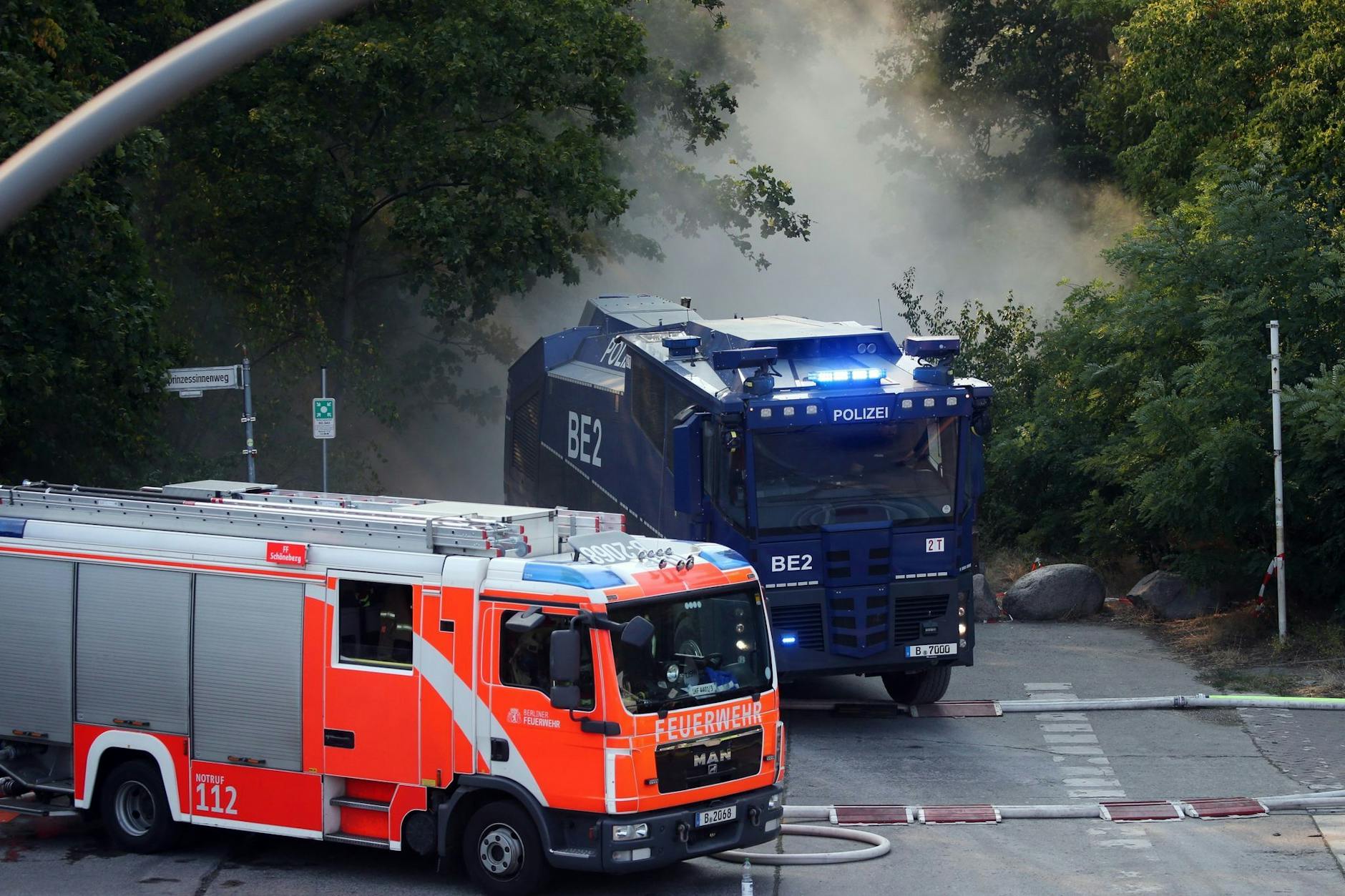 Löscharbeiten der Feuerwehr im Grunewald.