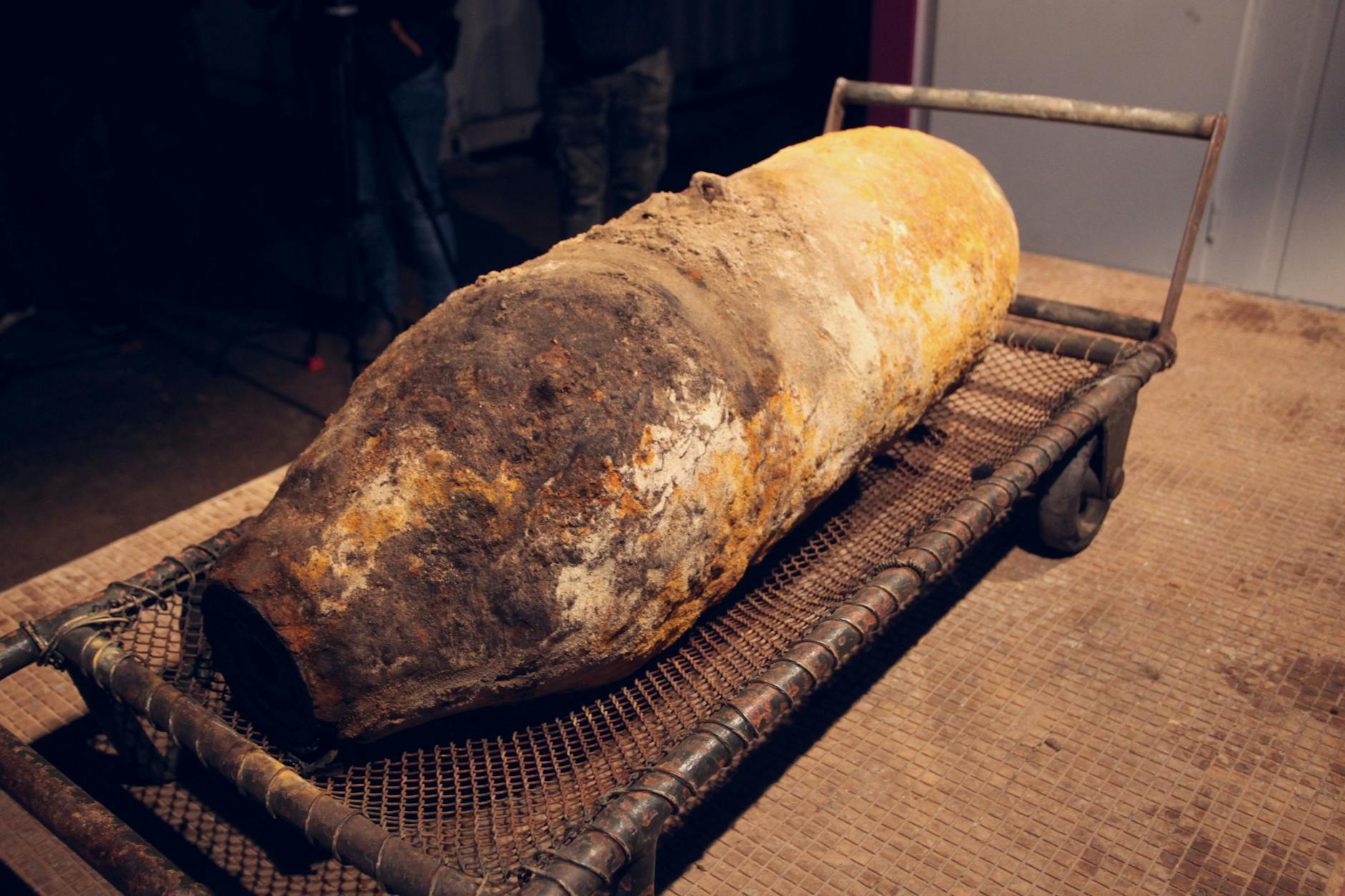 Ein Blindgänger aus dem Zweiten Weltkrieg wird geborgen.