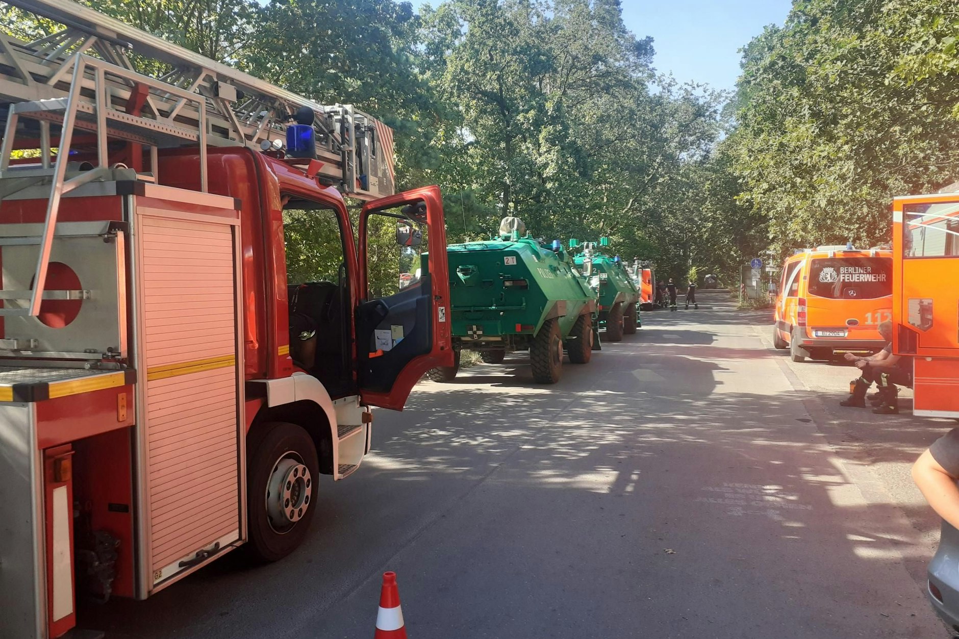 Die Einsatzkräfte müssen regelmäßig in Anbetracht der Wetterlage regelmäßig durchgetauscht werden, sagt ein Sprecher der Feuerwehr.