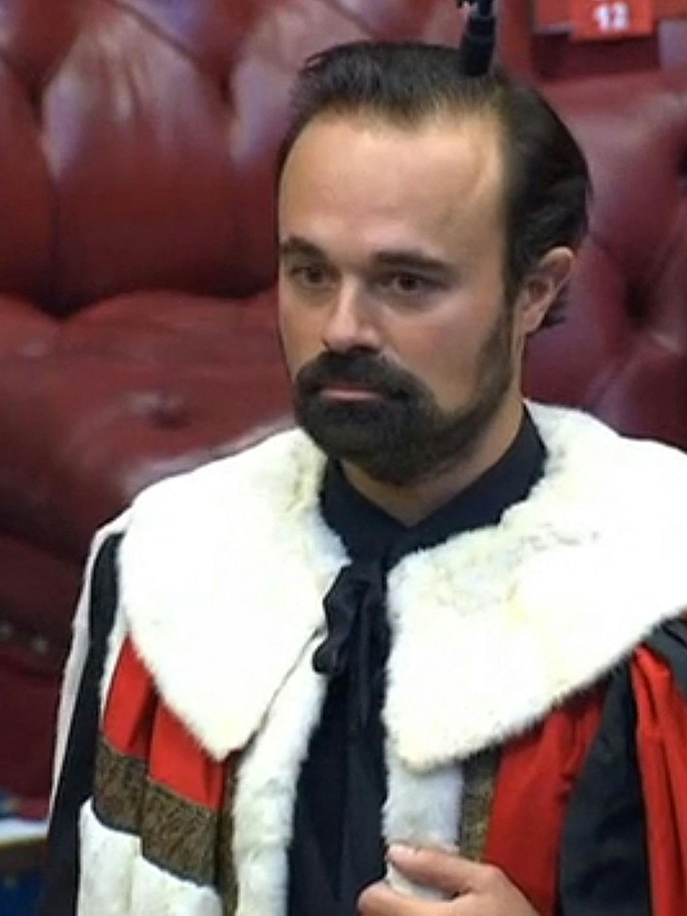 Jewgeni Lebedew, offiziell „Baron Lebedev of Hampton in the London Borough of Richmond on Thames and of Siberia in the Russian Federation“. Der Sohn eines Oligarchen und früheren KGB-Manns ist auf Lebenszeit adlig und Mitglied des britischen Oberhauses.