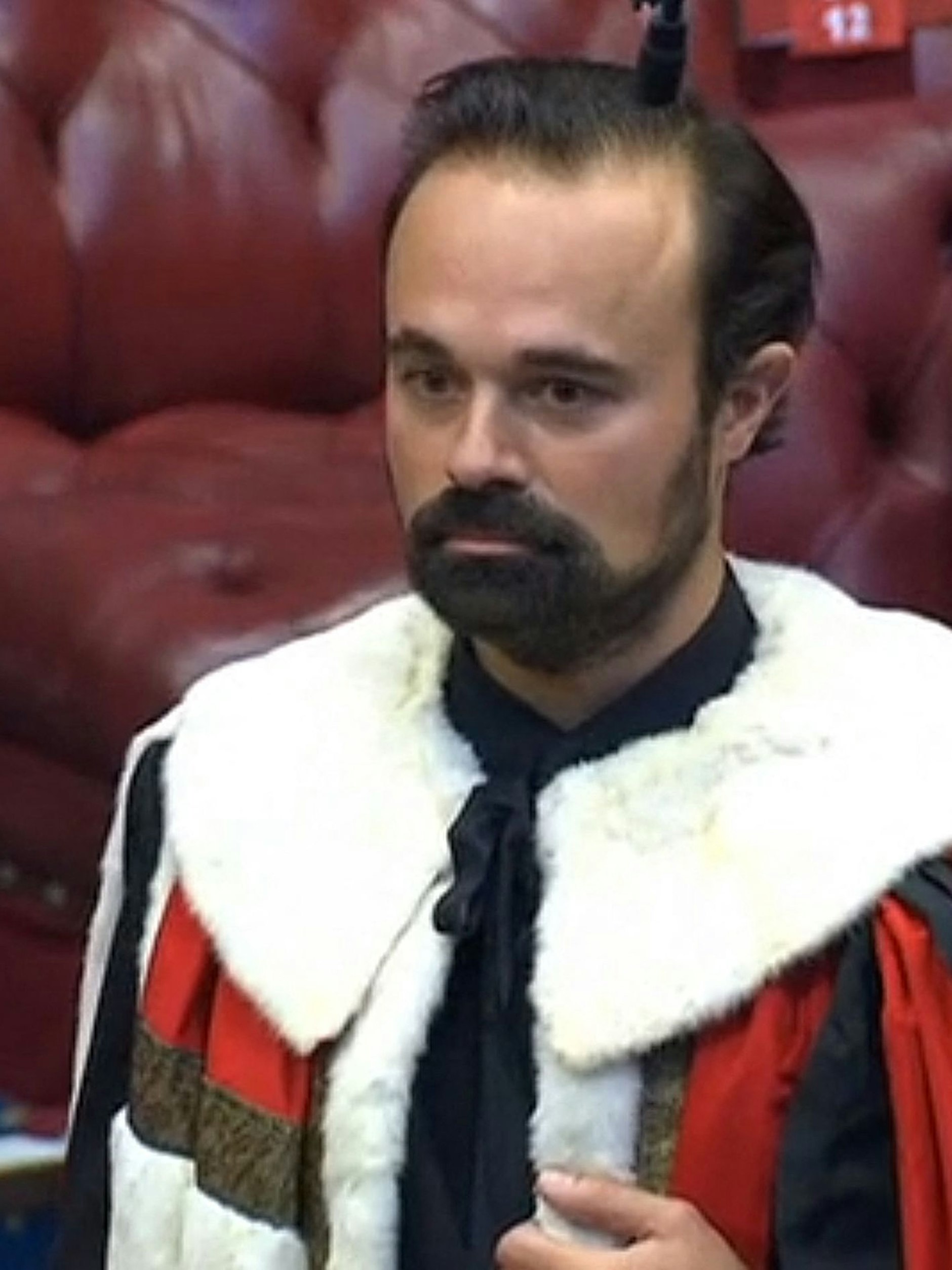 Jewgeni Lebedew,  offiziell „Baron Lebedev of Hampton in the London Borough of Richmond on Thames and of Siberia in the Russian Federation“. Der Sohn eines Oligarchen und früheren KGB-Manns ist auf Lebenszeit adlig und Mitglied des britischen Oberhauses.