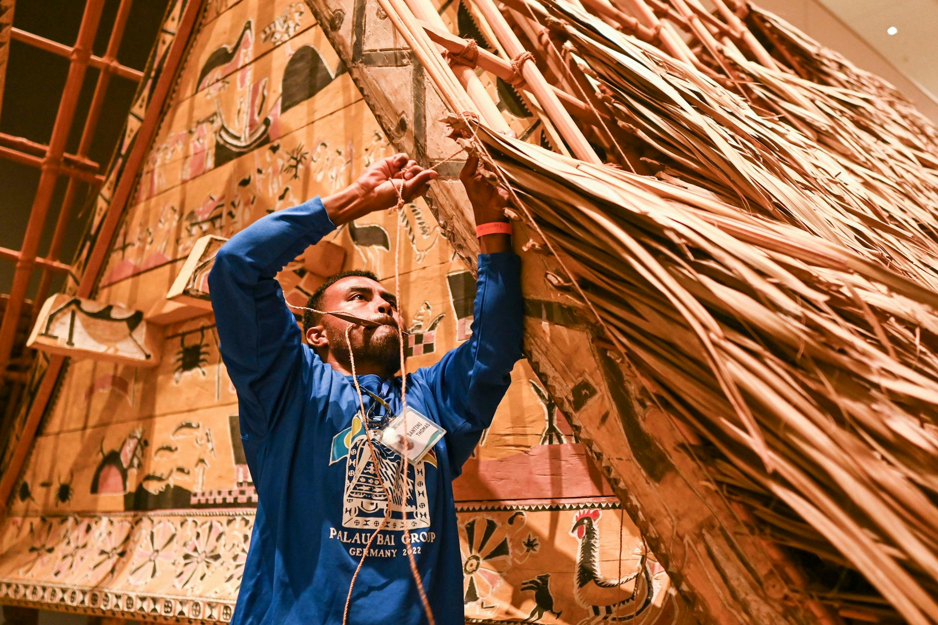 Wenn die Hände nicht reichen, hilft der Mund: Ein Dachdecker der „Palau Bai Group“ bei der Arbeit.