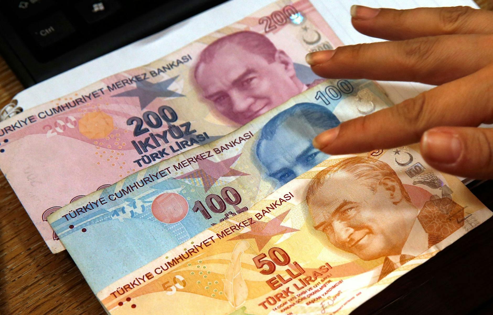 ARCHIV - Die Lira-Krise treibt die Inflation in der Türkei immer weiter in die Höhe.