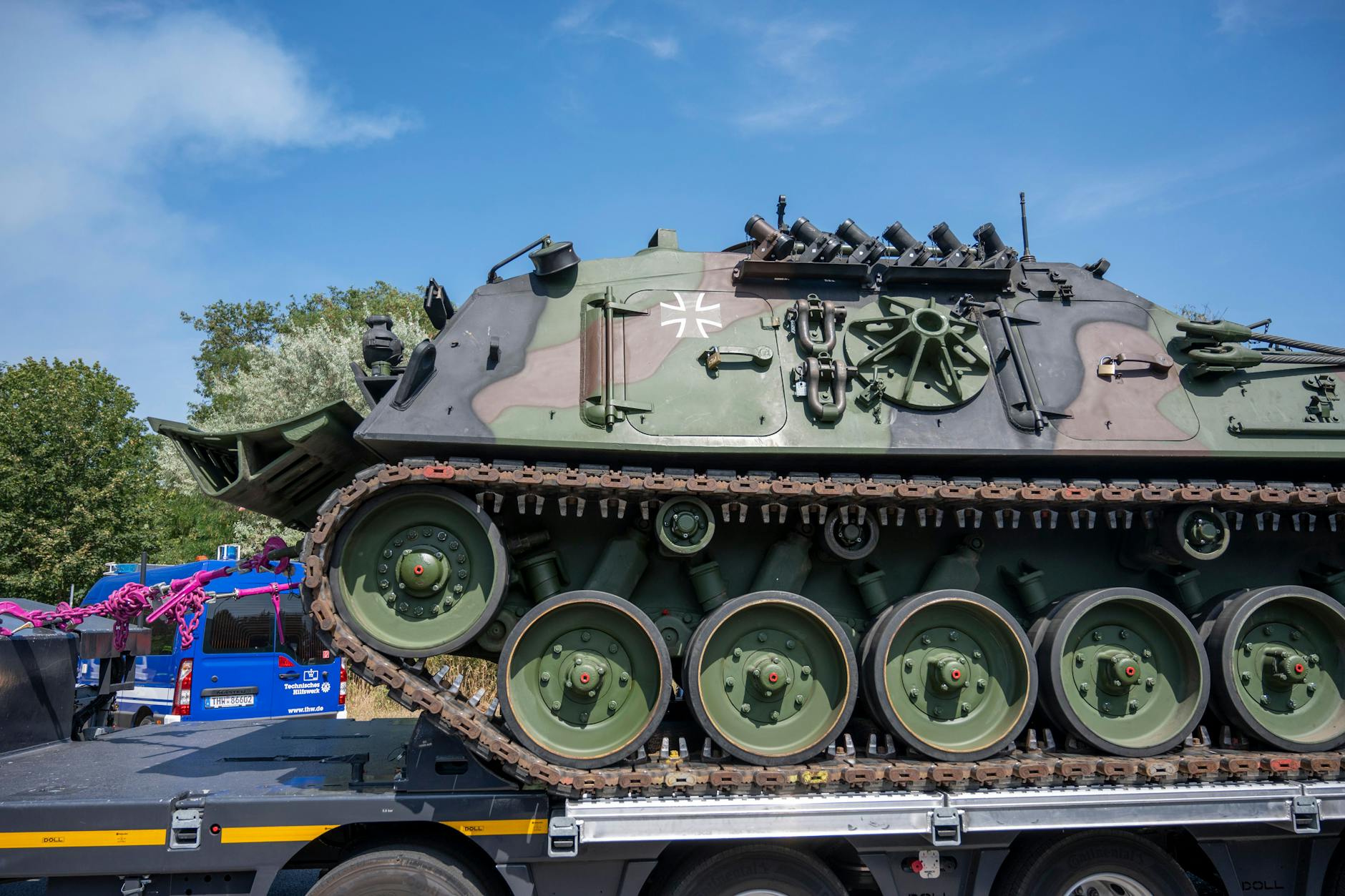 Ein Pionierpanzer der Bundeswehr kommt zur Unterstützung am Grunewald an.